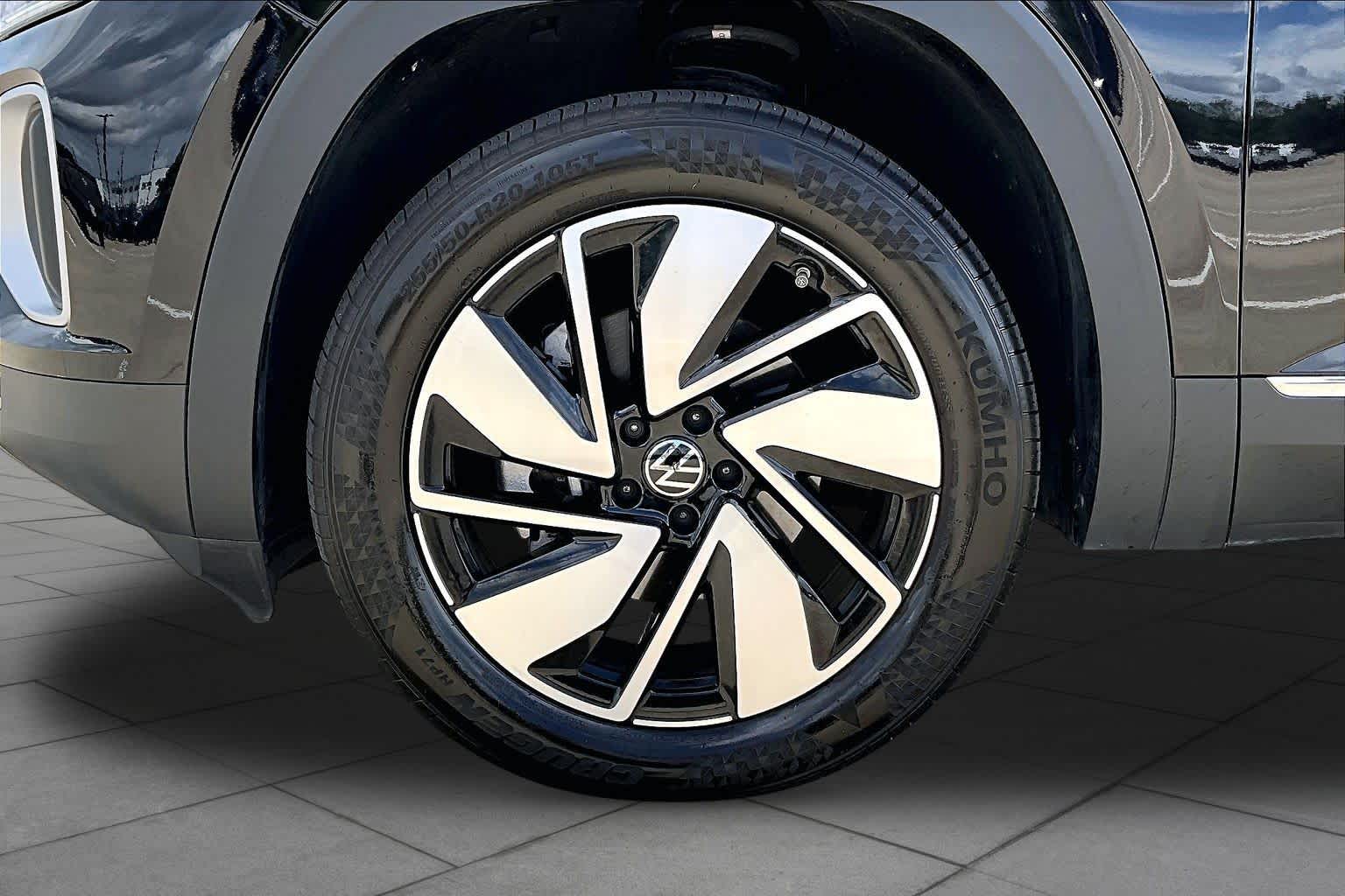 2025 Volkswagen Atlas photo 11 of 34
