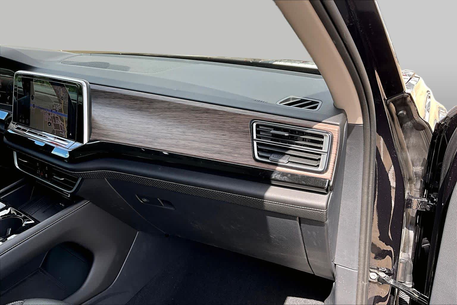 2025 Volkswagen Atlas photo 18 of 34
