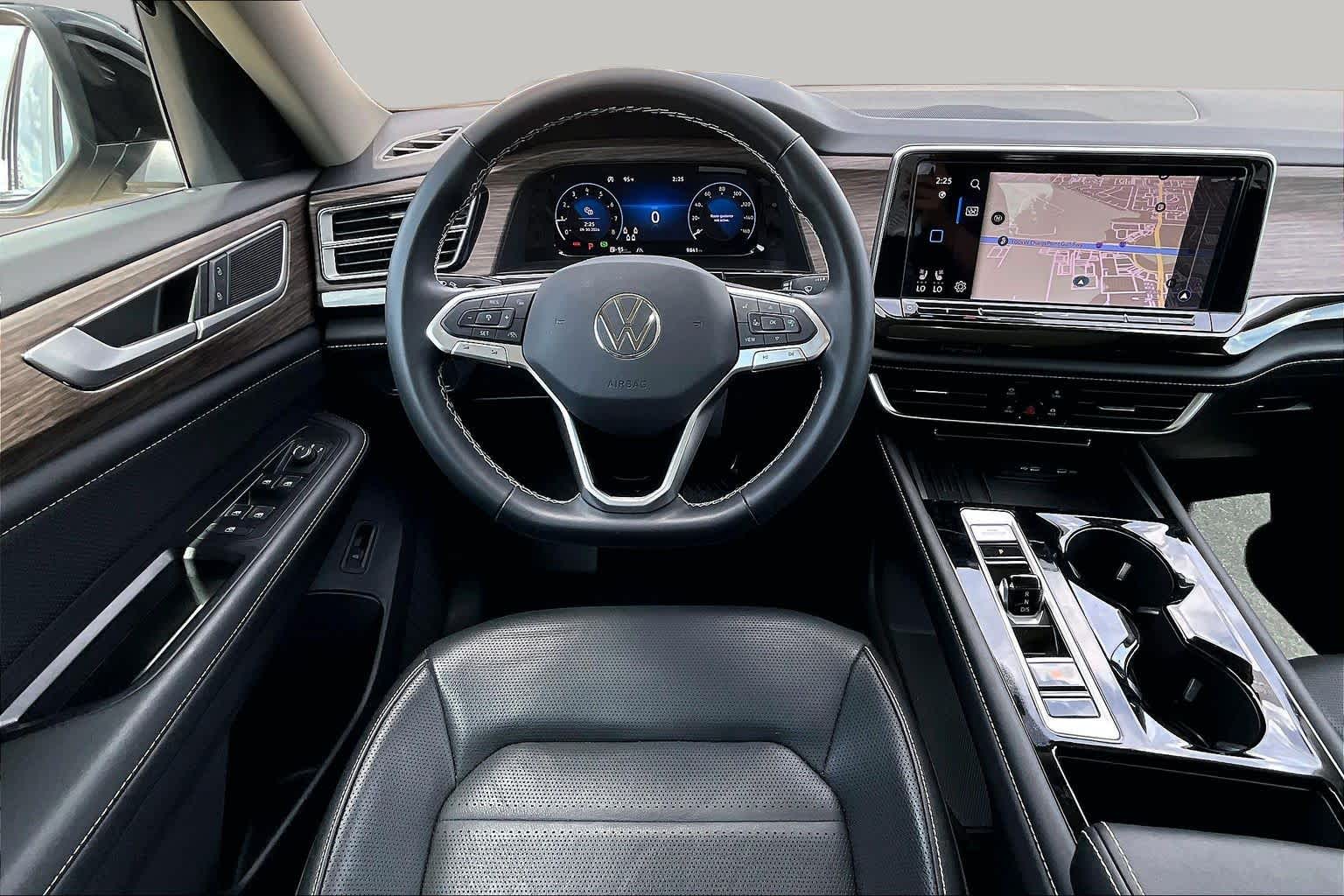 2025 Volkswagen Atlas photo 6 of 34