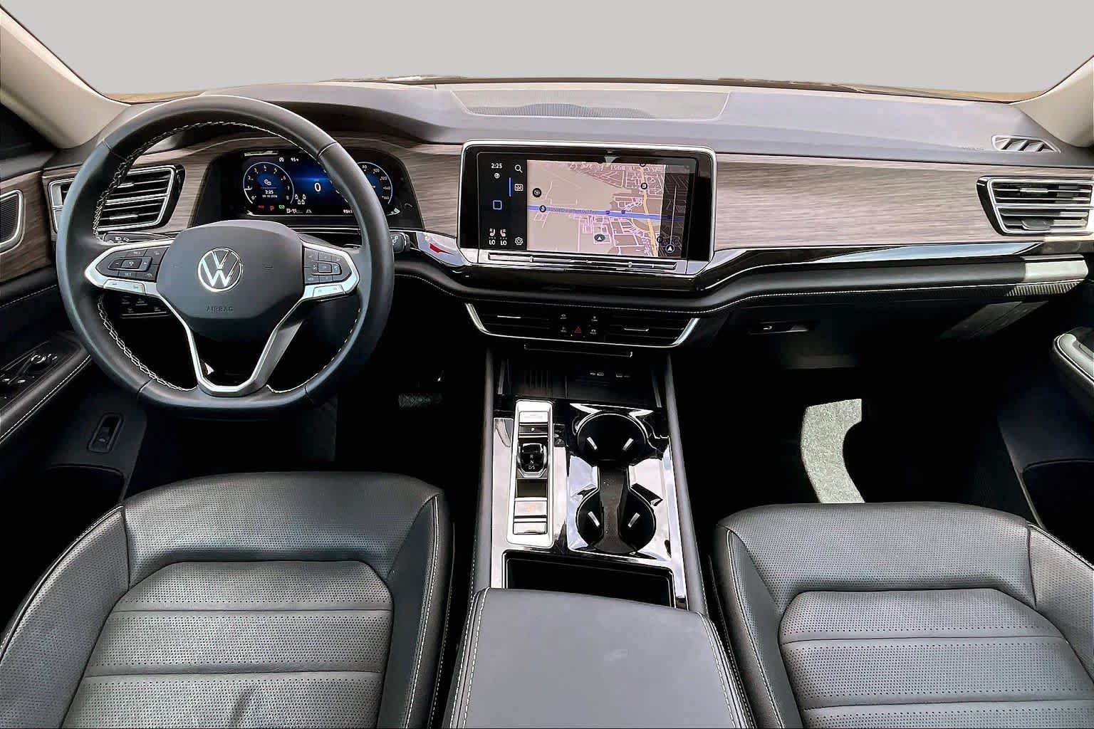 2025 Volkswagen Atlas photo 15 of 34