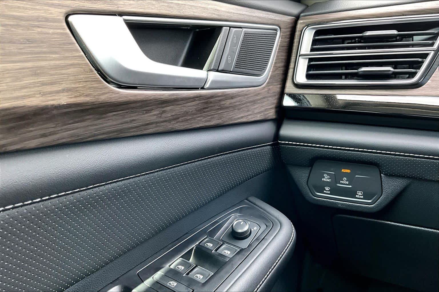 2025 Volkswagen Atlas photo 33 of 34