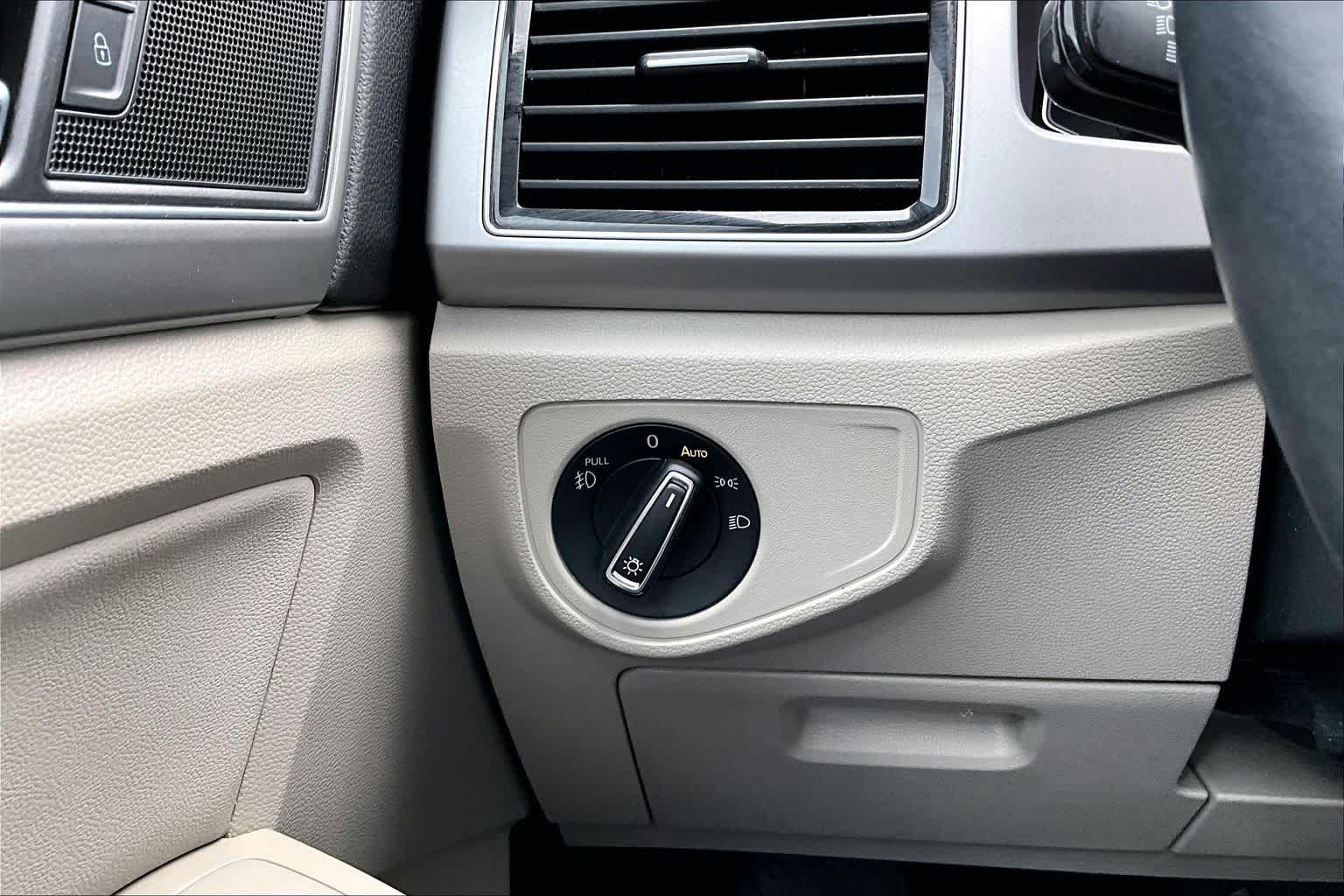 2019 Volkswagen Atlas 3.6L V6 SEL Pure White at Mercedes-Benz of Houston North