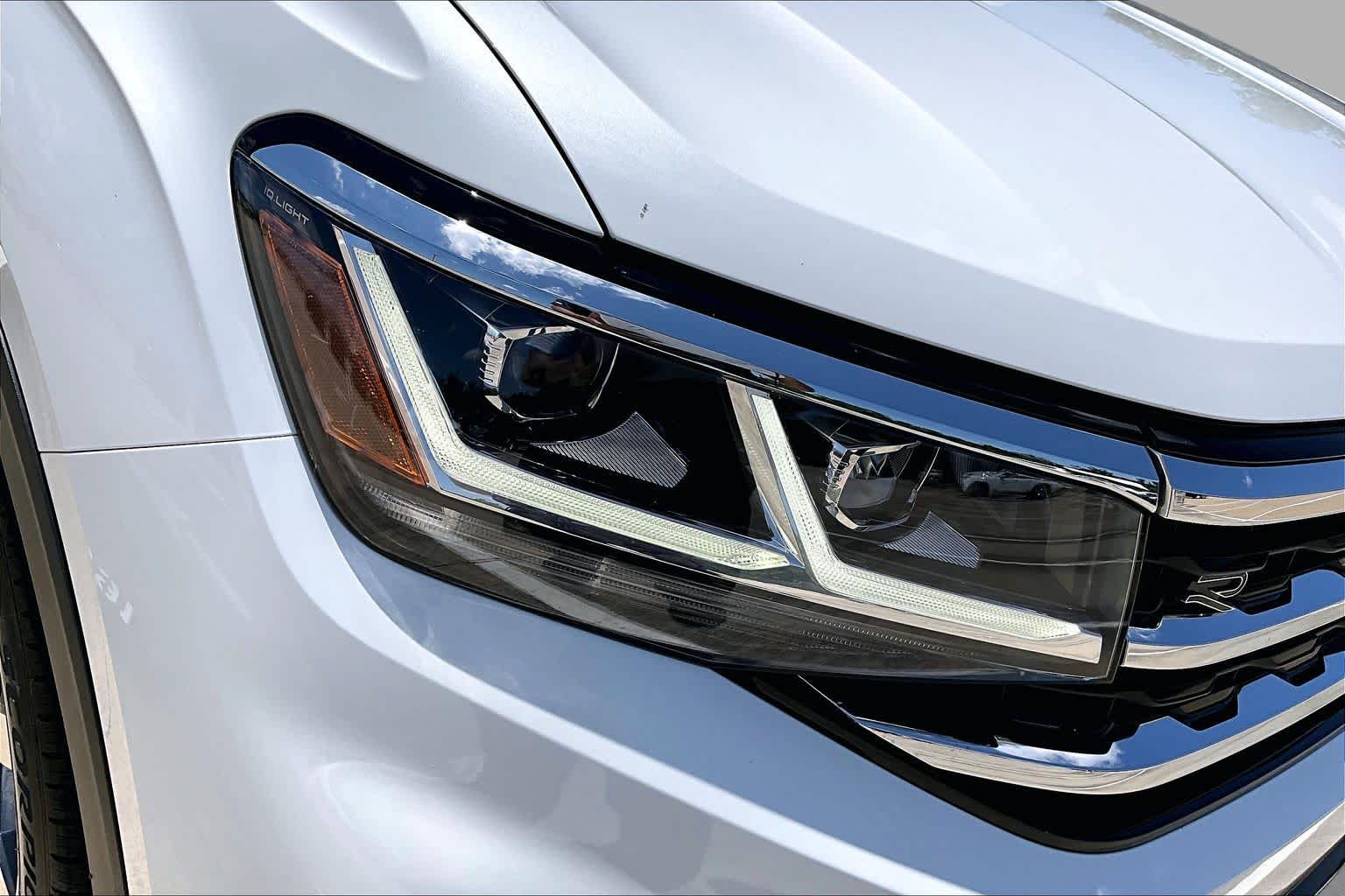 2023 Volkswagen Atlas 3.6L V6 SEL Premium R-Line Opal White Pearl at Beck & Masten Kia
