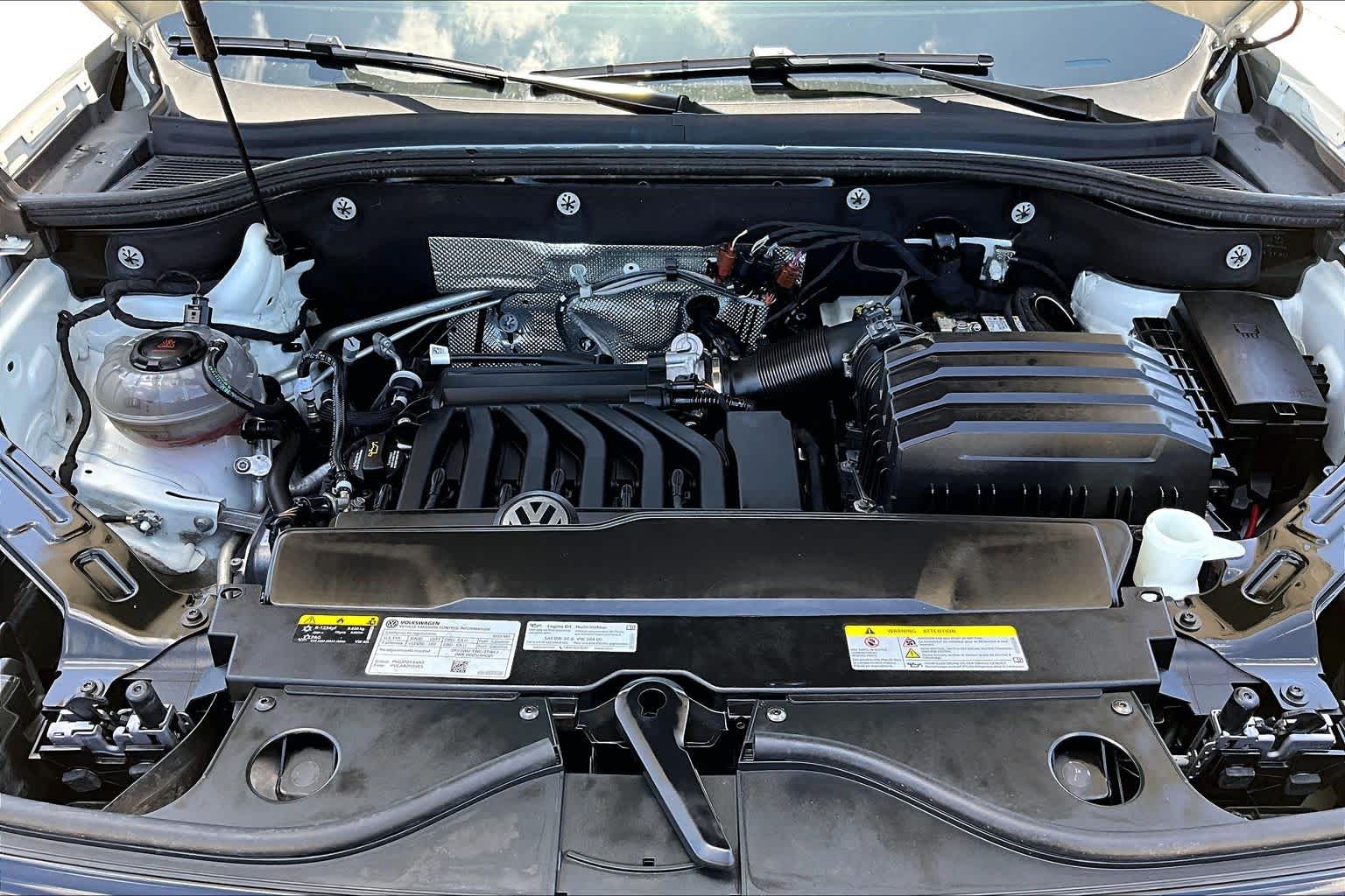 2023 Volkswagen Atlas 3.6L V6 SEL Premium R-Line Opal White Pearl at Beck & Masten Kia