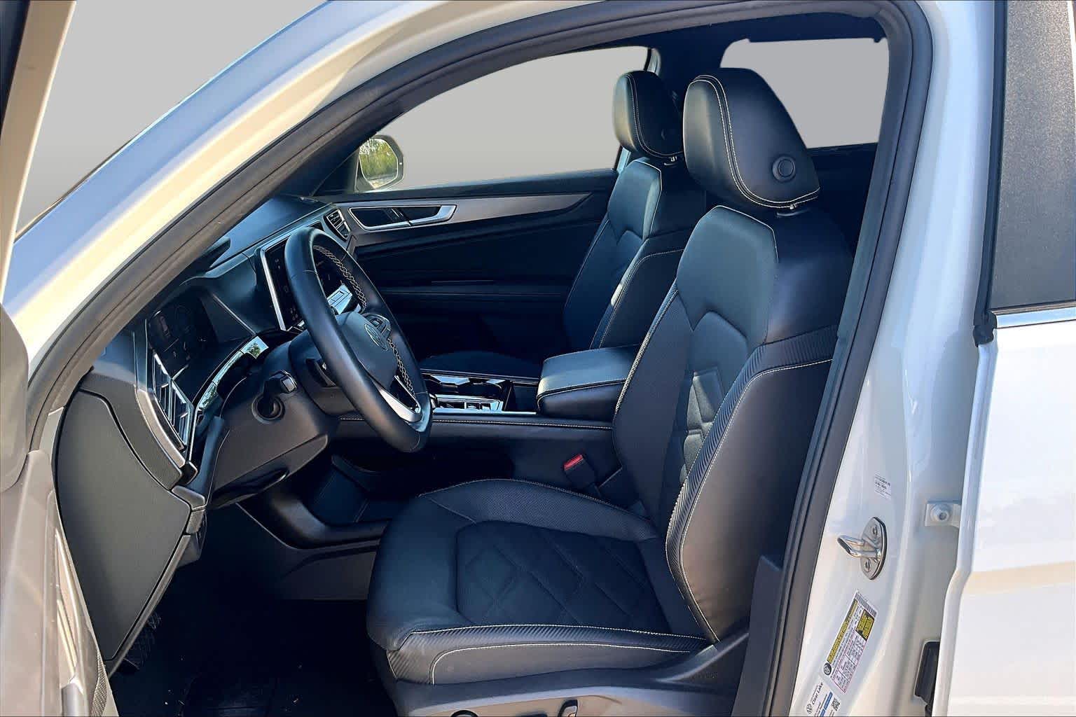 2024 Volkswagen Atlas Cross Sport photo 8 of 36