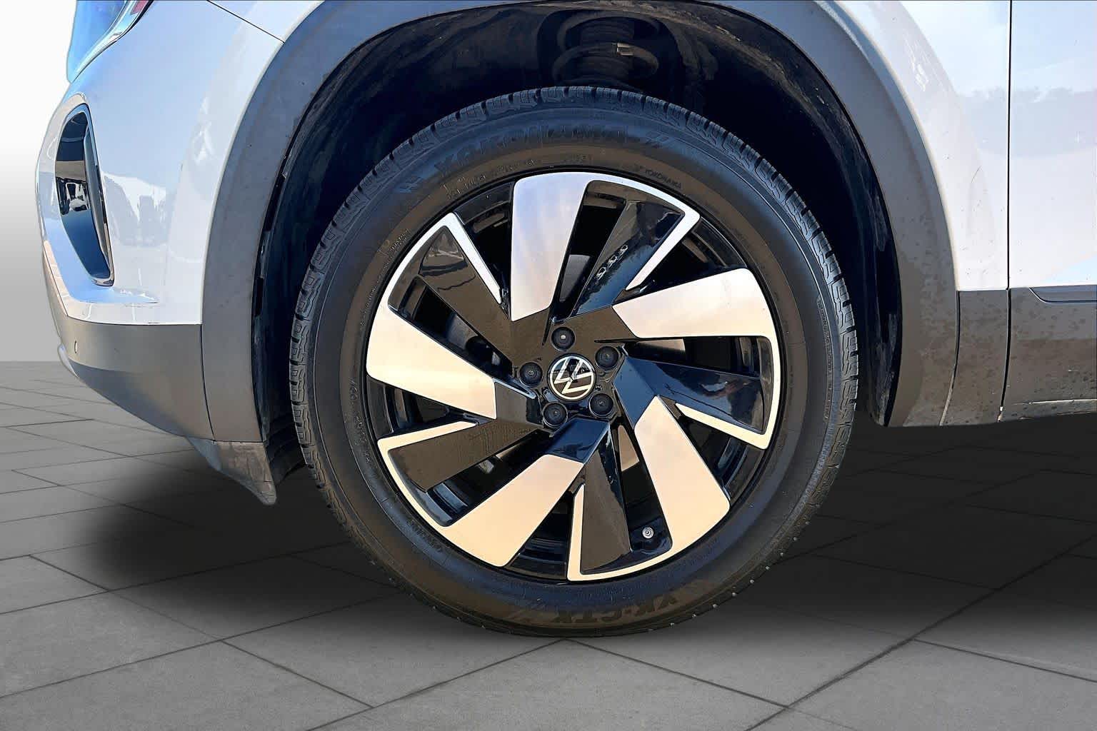 2024 Volkswagen Atlas Cross Sport photo 11 of 36