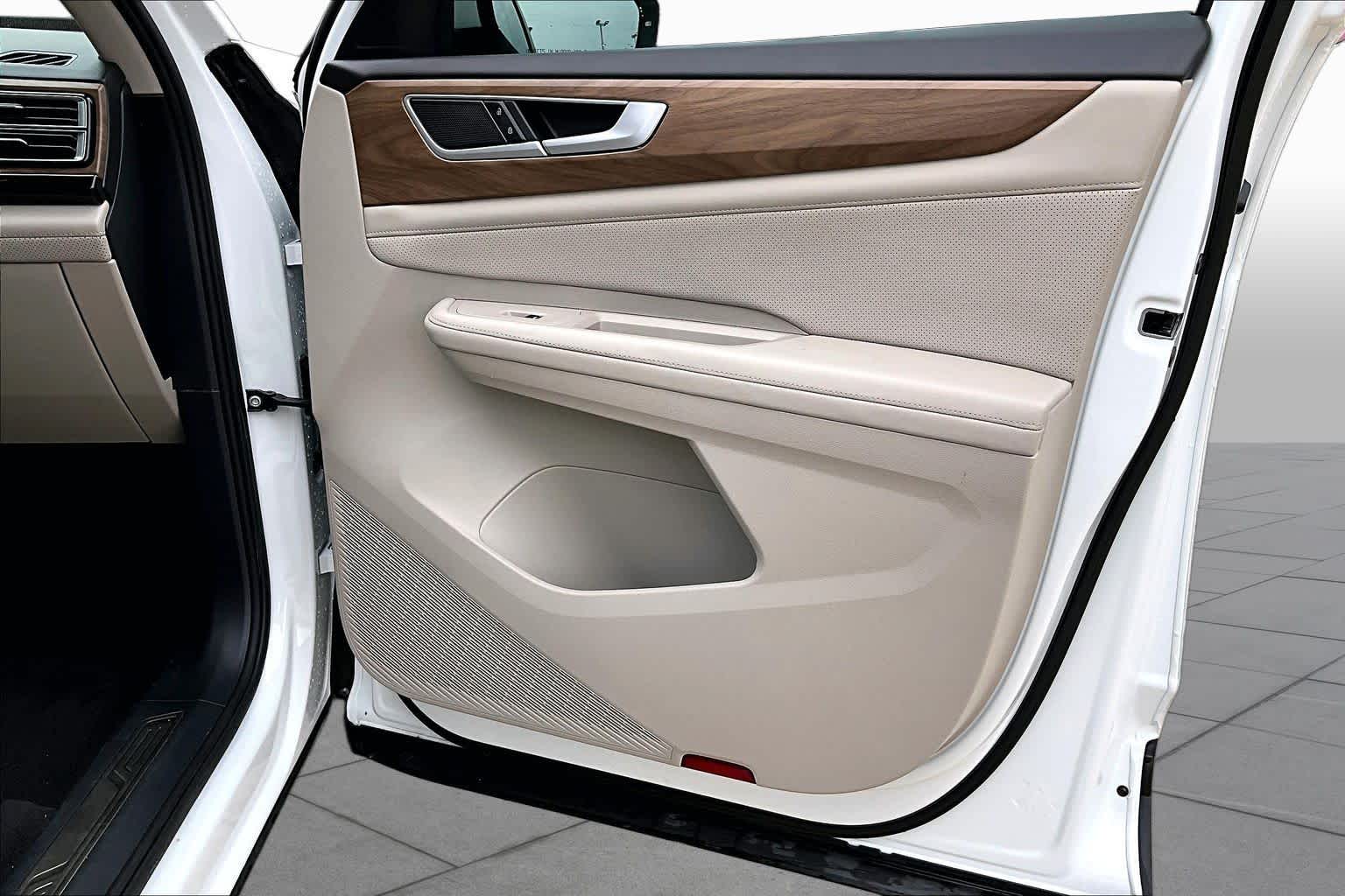 2024 Volkswagen Atlas 2.0T SE w/Technology Pure White at AutoNation USA Katy