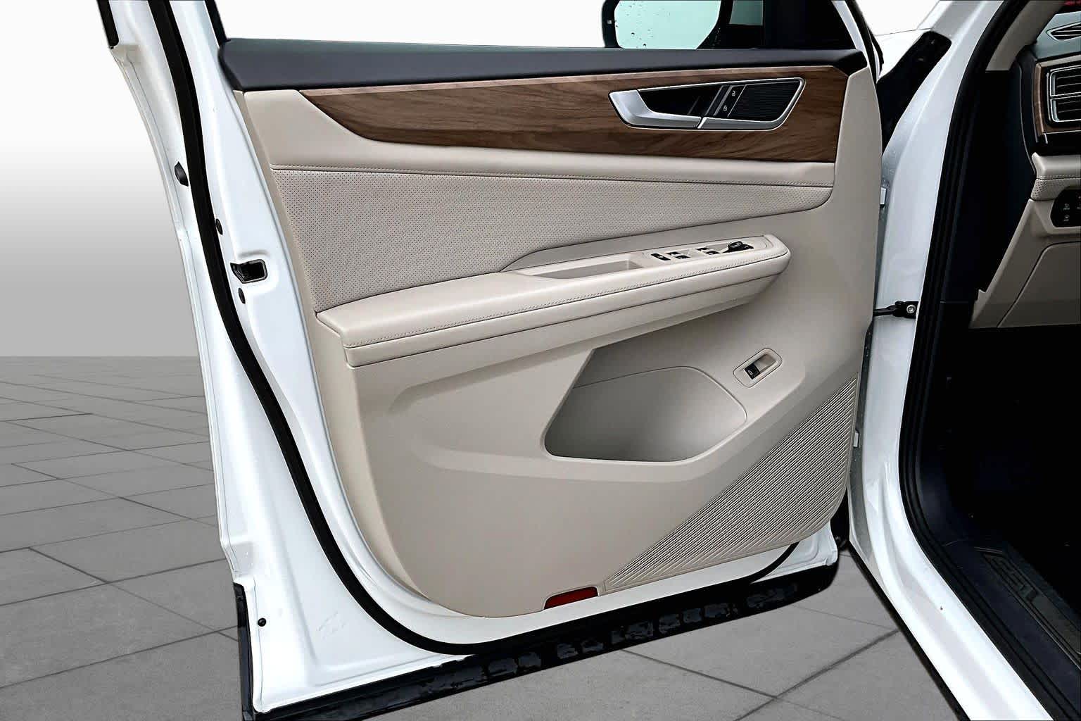 2024 Volkswagen Atlas 2.0T SE w/Technology Pure White at AutoNation USA Katy