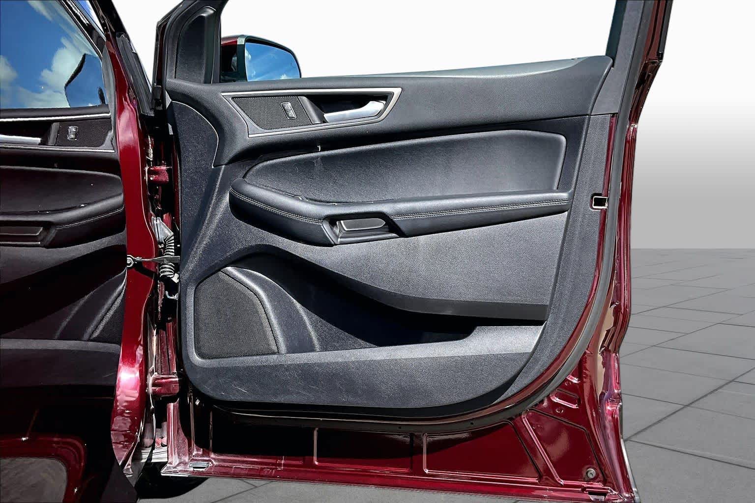 2019 Ford Edge photo 23 of 37
