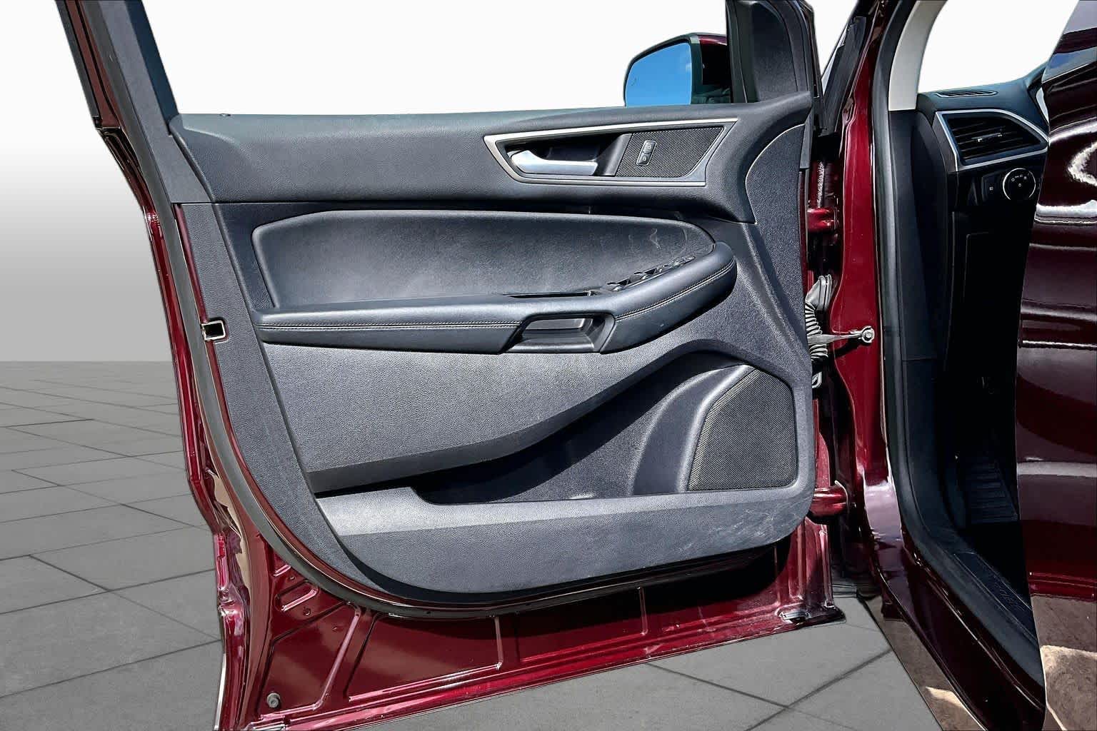 2019 Ford Edge photo 22 of 37