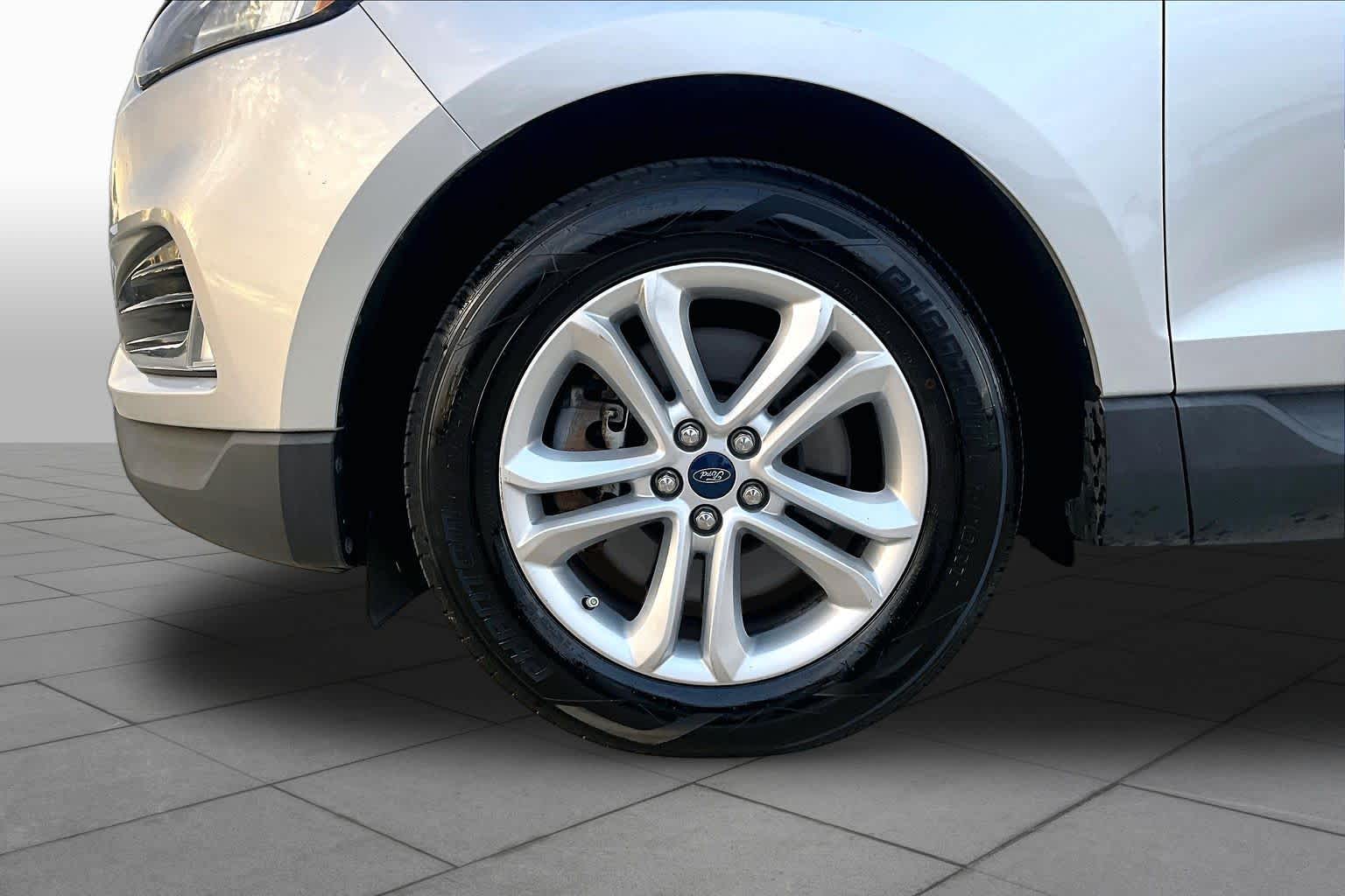 2019 Ford Edge photo 10 of 35