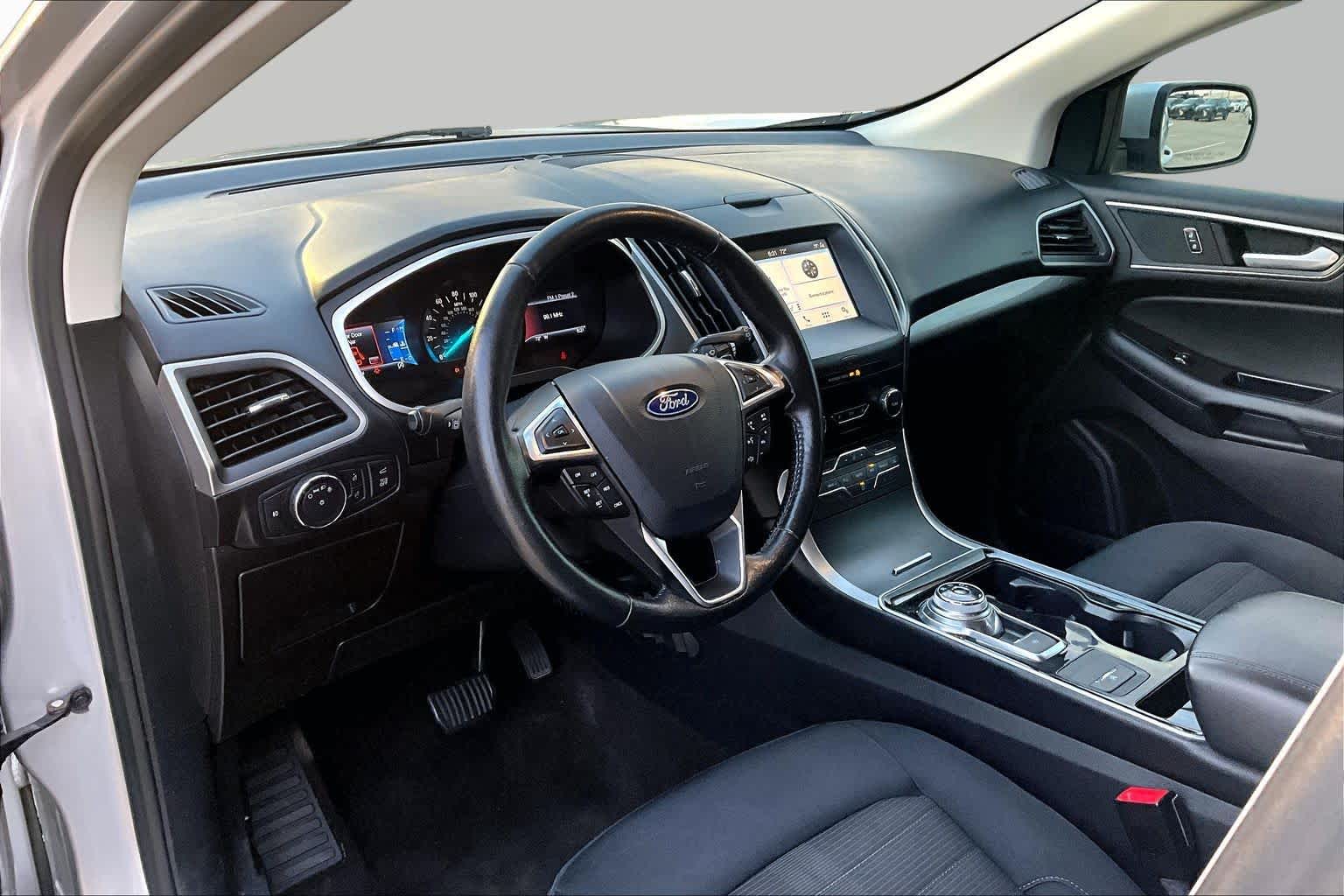 2019 Ford Edge photo 16 of 35