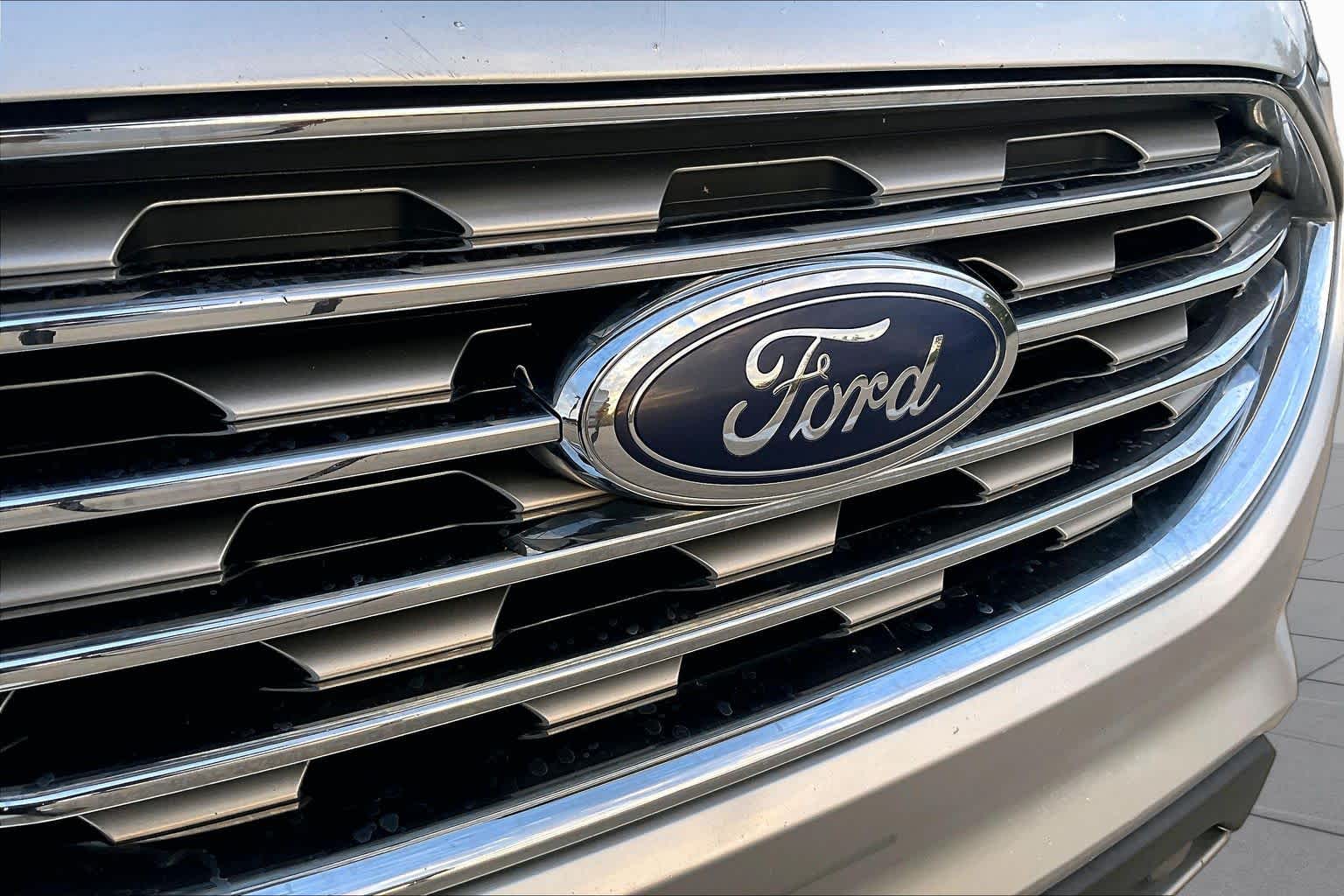 2019 Ford Edge photo 28 of 35