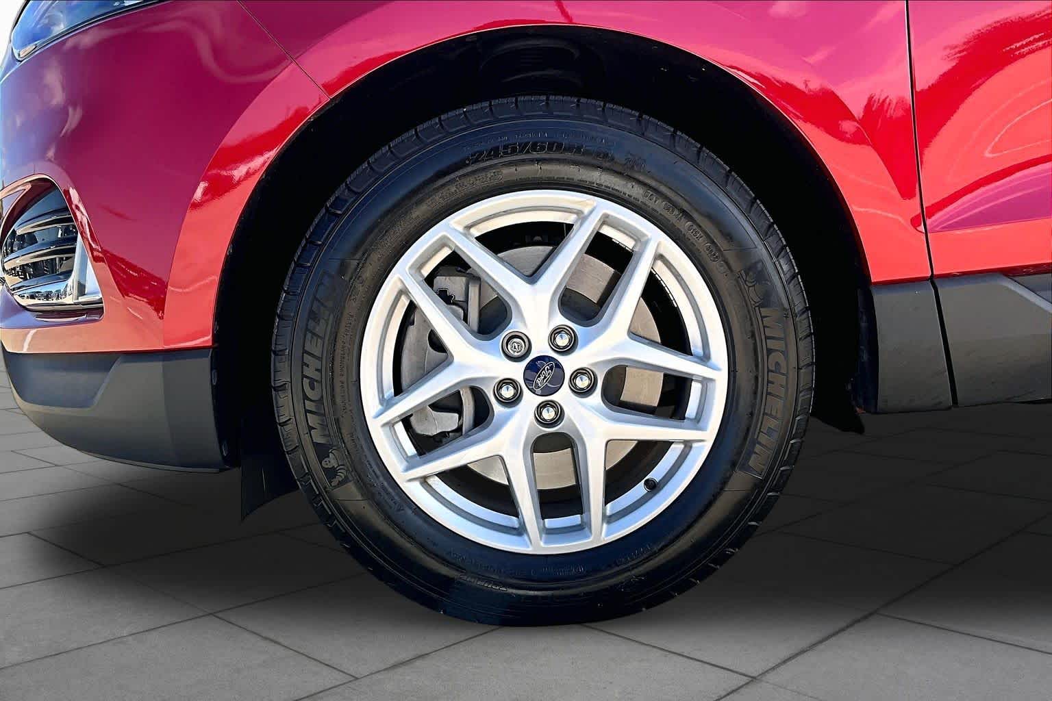 2022 Ford Edge photo 11 of 36