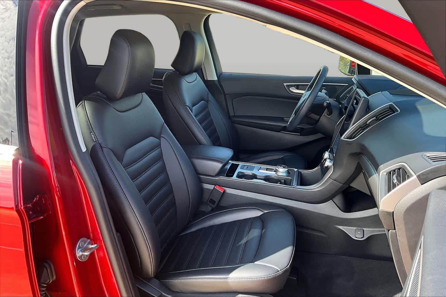 2022 Ford Edge photo 9 of 36
