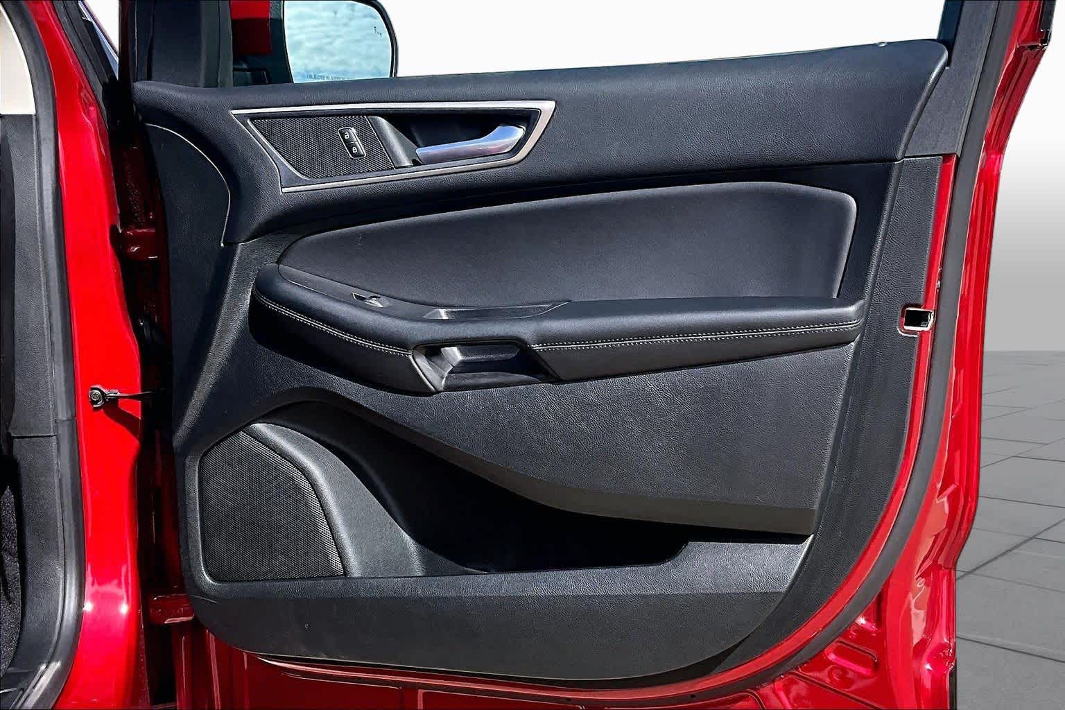 2022 Ford Edge photo 22 of 36