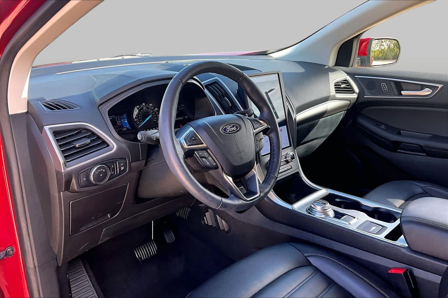 2022 Ford Edge photo 17 of 36