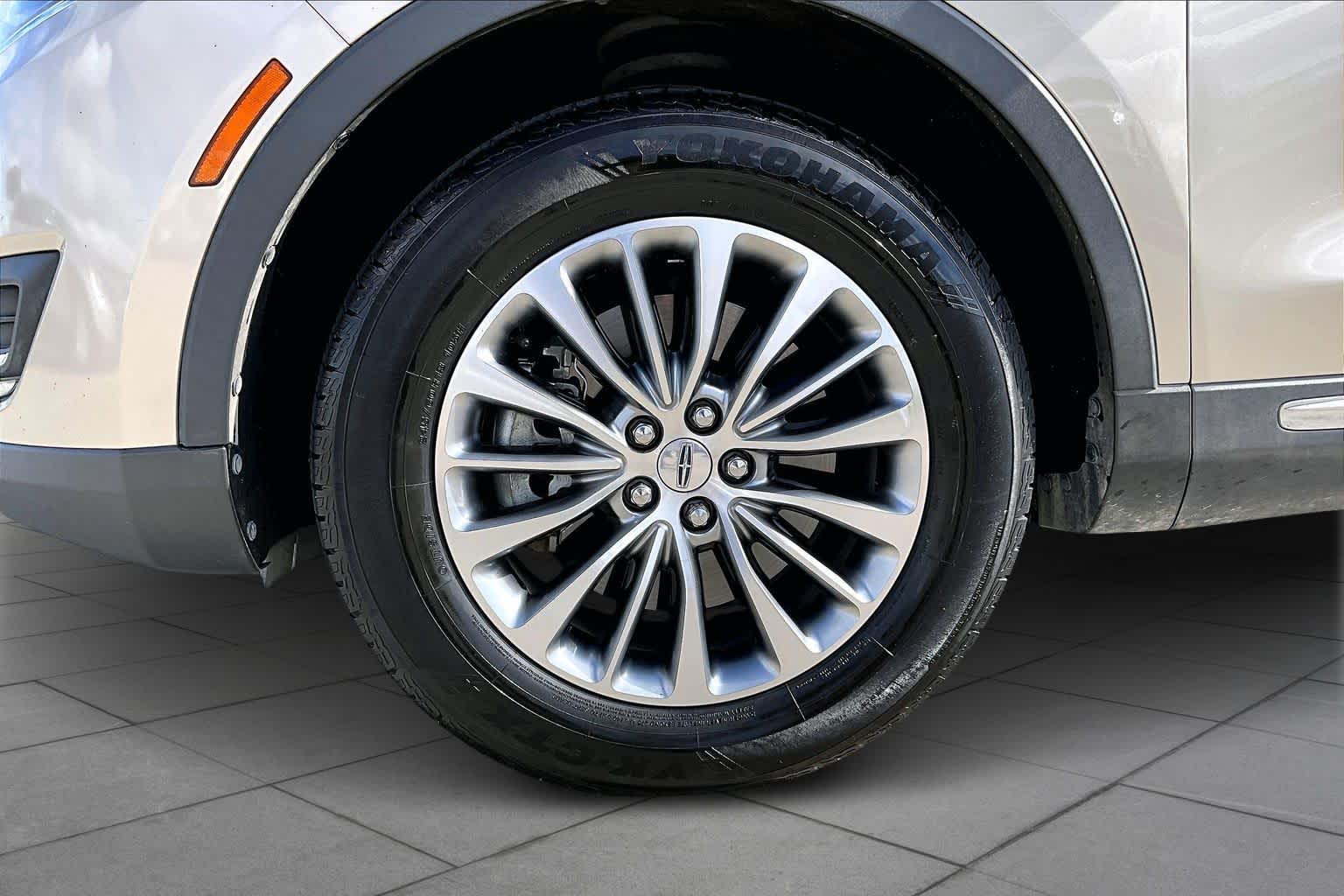 2017 Lincoln MKX Select Palladium White Gold Metallic at Mac Haik Ford