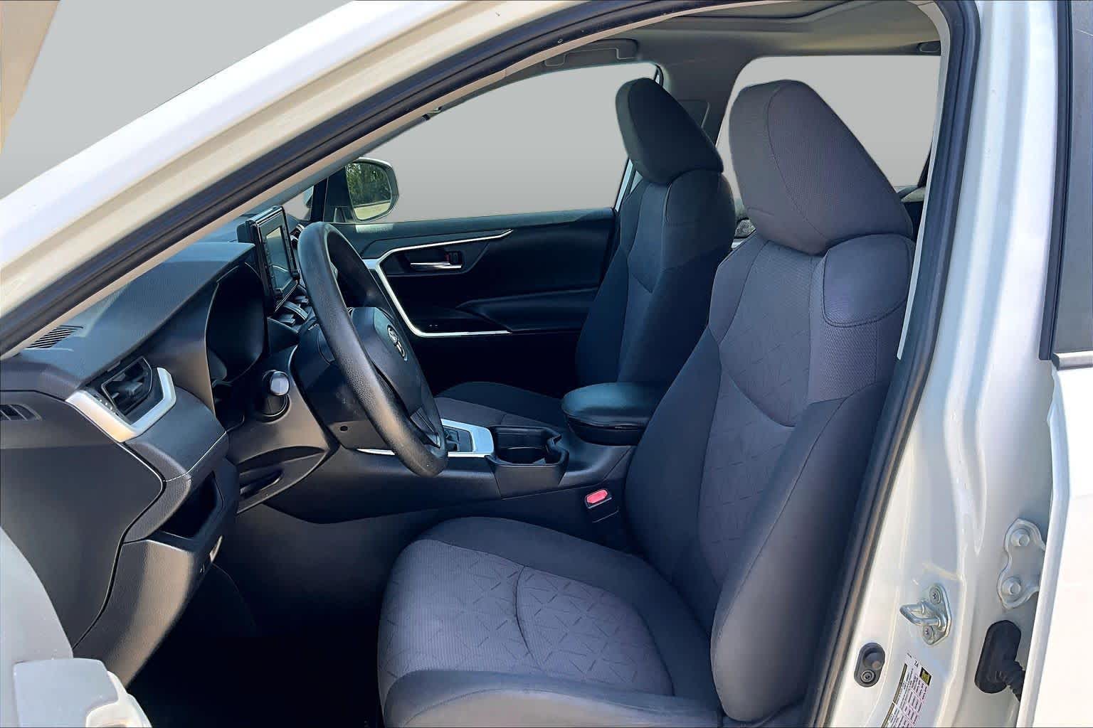 2019 Toyota RAV4 photo 8 of 37