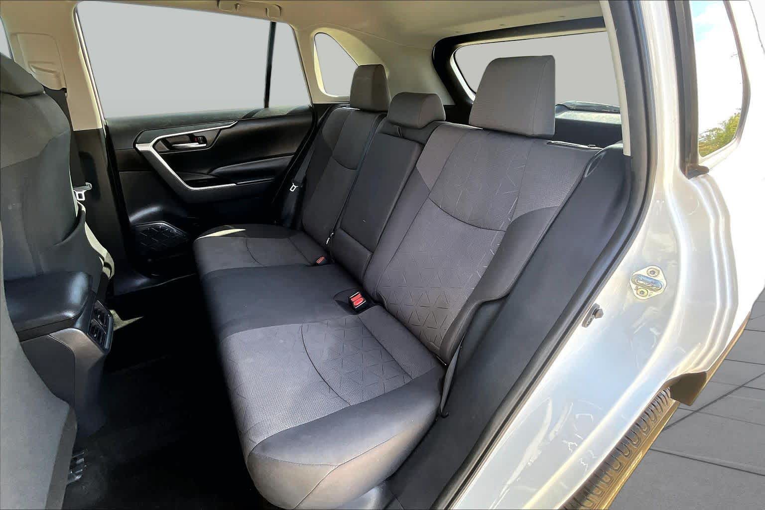 2019 Toyota RAV4 photo 21 of 37