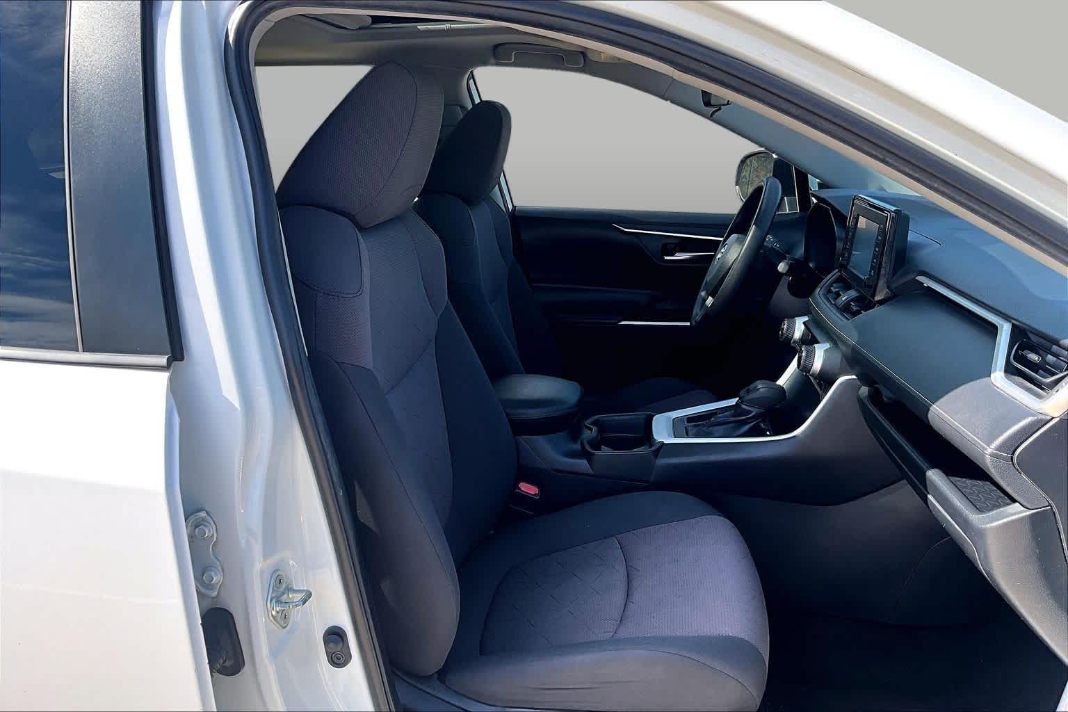2019 Toyota RAV4 photo 9 of 37