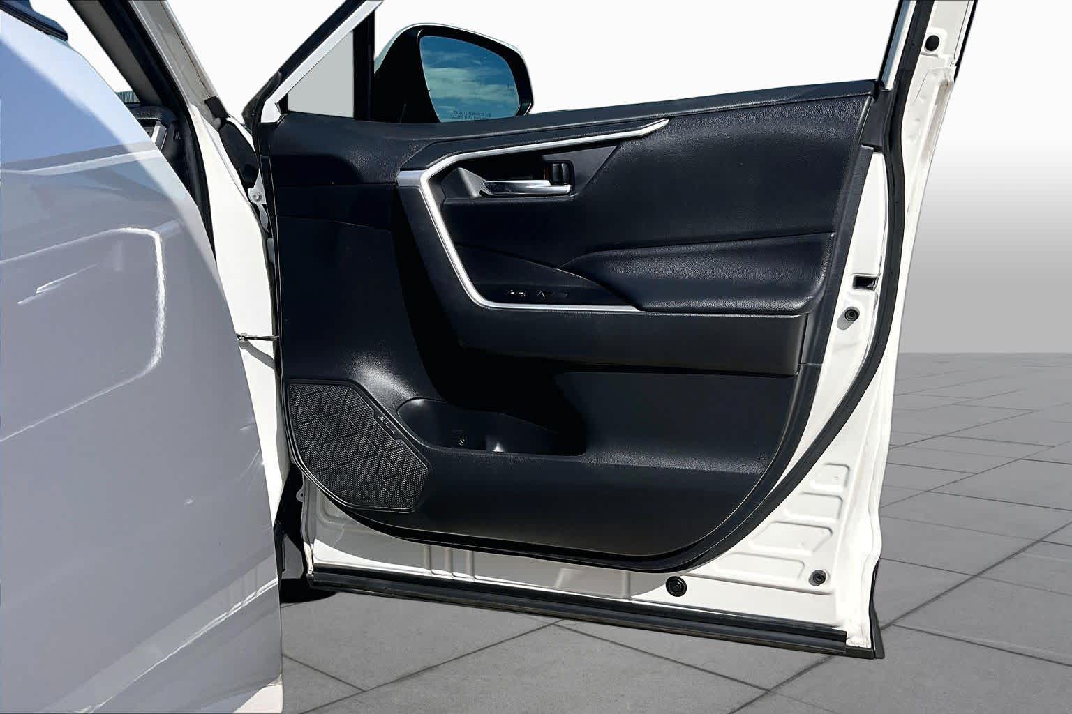 2019 Toyota RAV4 photo 23 of 37