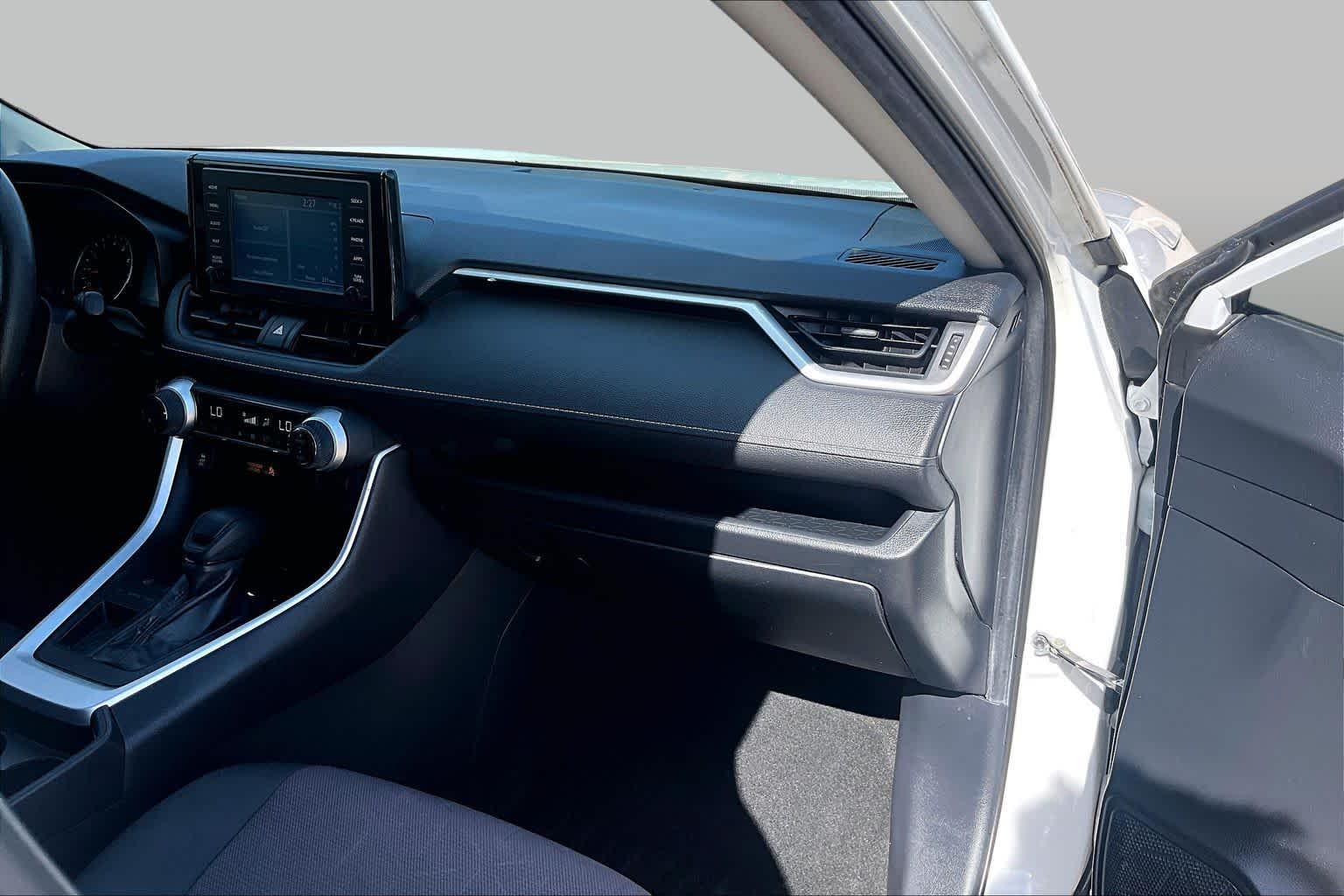 2019 Toyota RAV4 photo 19 of 37