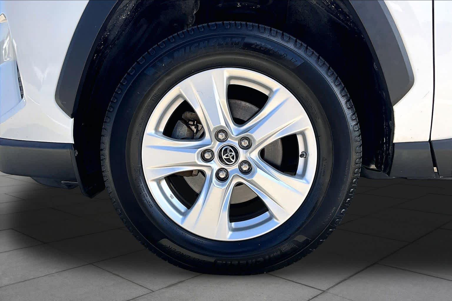 2019 Toyota RAV4 photo 11 of 37