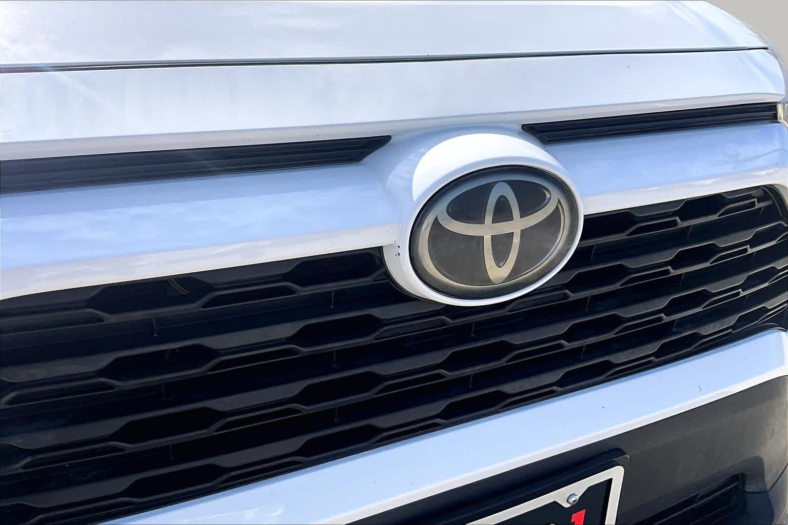 2019 Toyota RAV4 photo 30 of 37