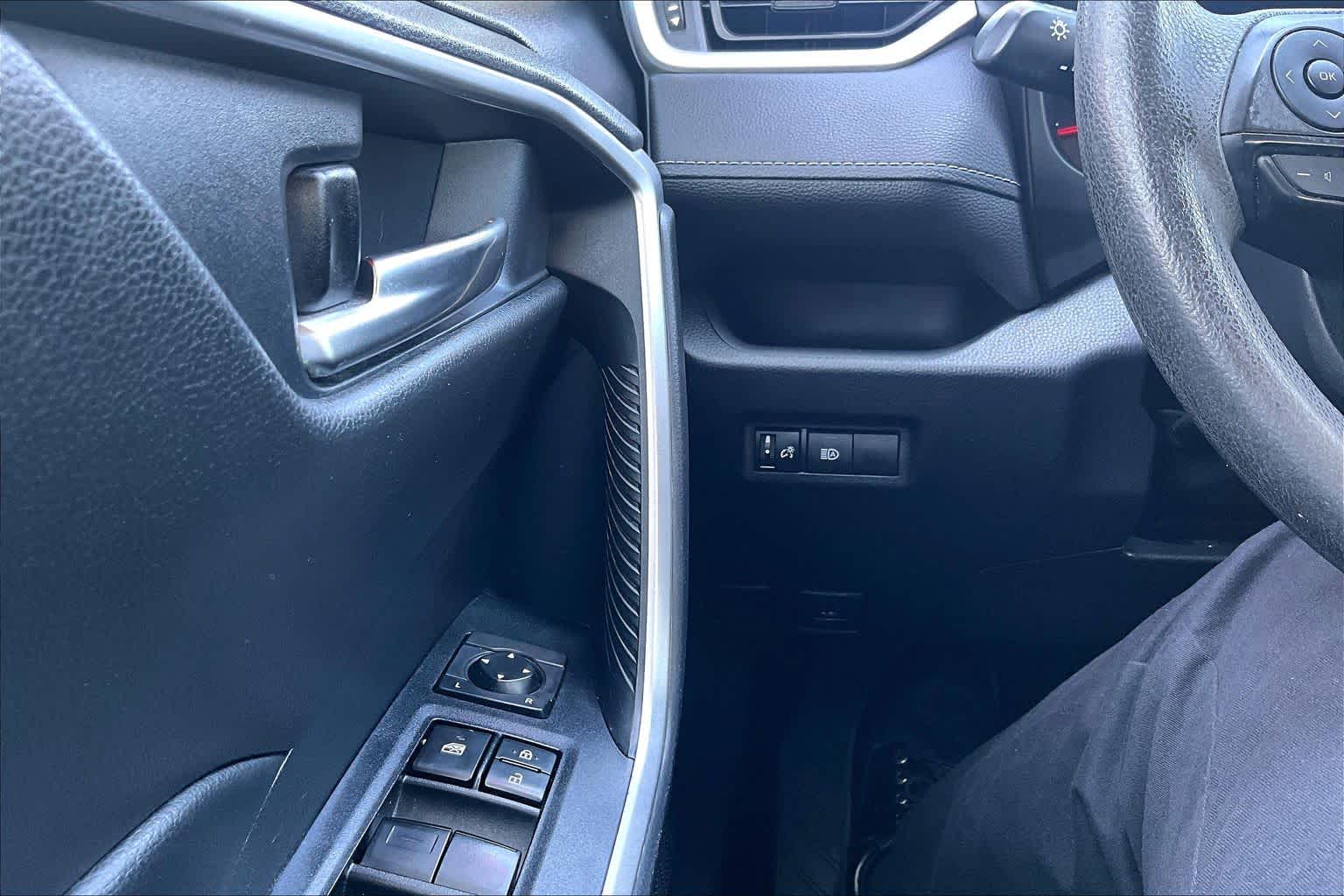2019 Toyota RAV4 photo 36 of 37