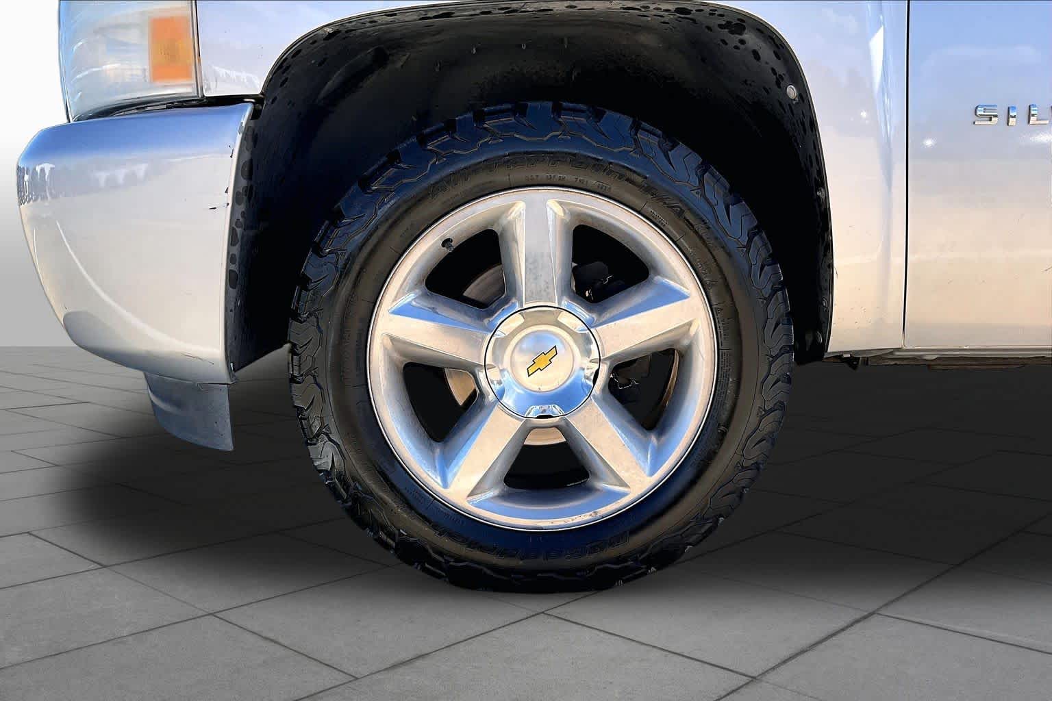 2010 Chevrolet Silverado 1500 photo 10 of 32