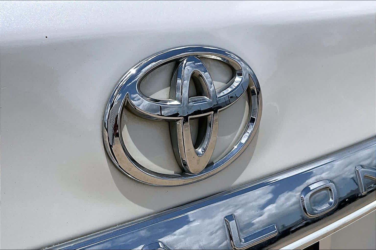 2012 Toyota Avalon Limited Blizzard Pearl at Sterling McCall Nissan