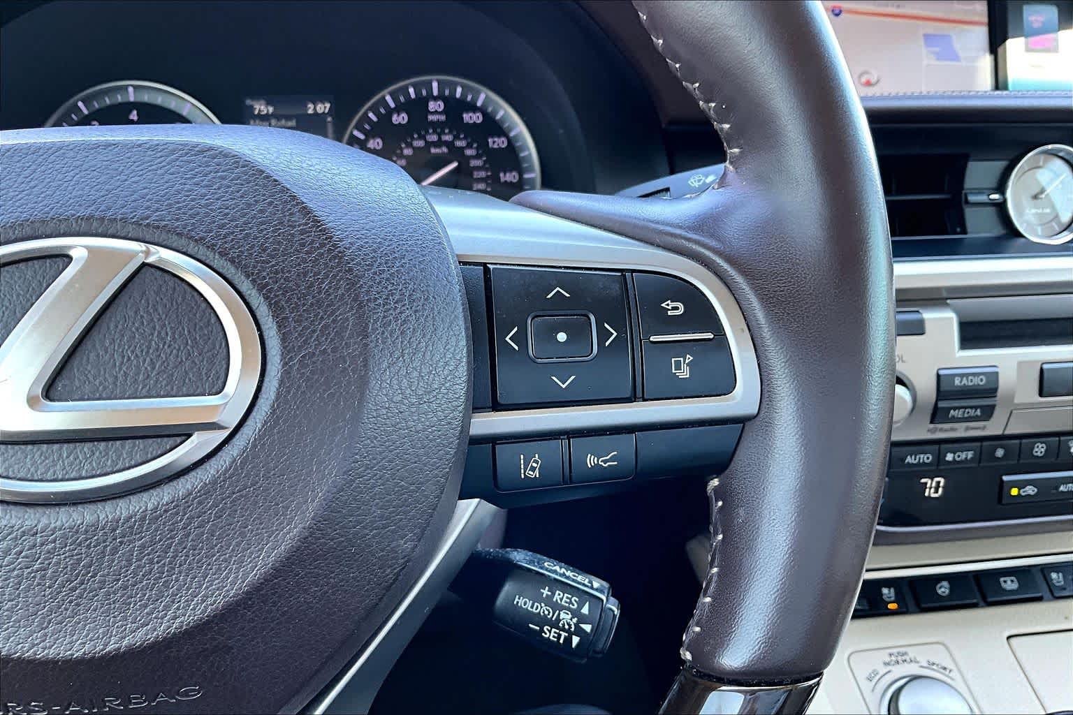 2017 Lexus ES 350 photo 24 of 36
