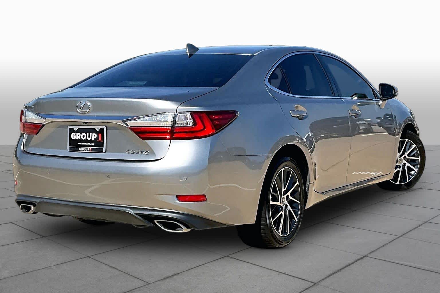 2017 Lexus ES 350 photo 12 of 36