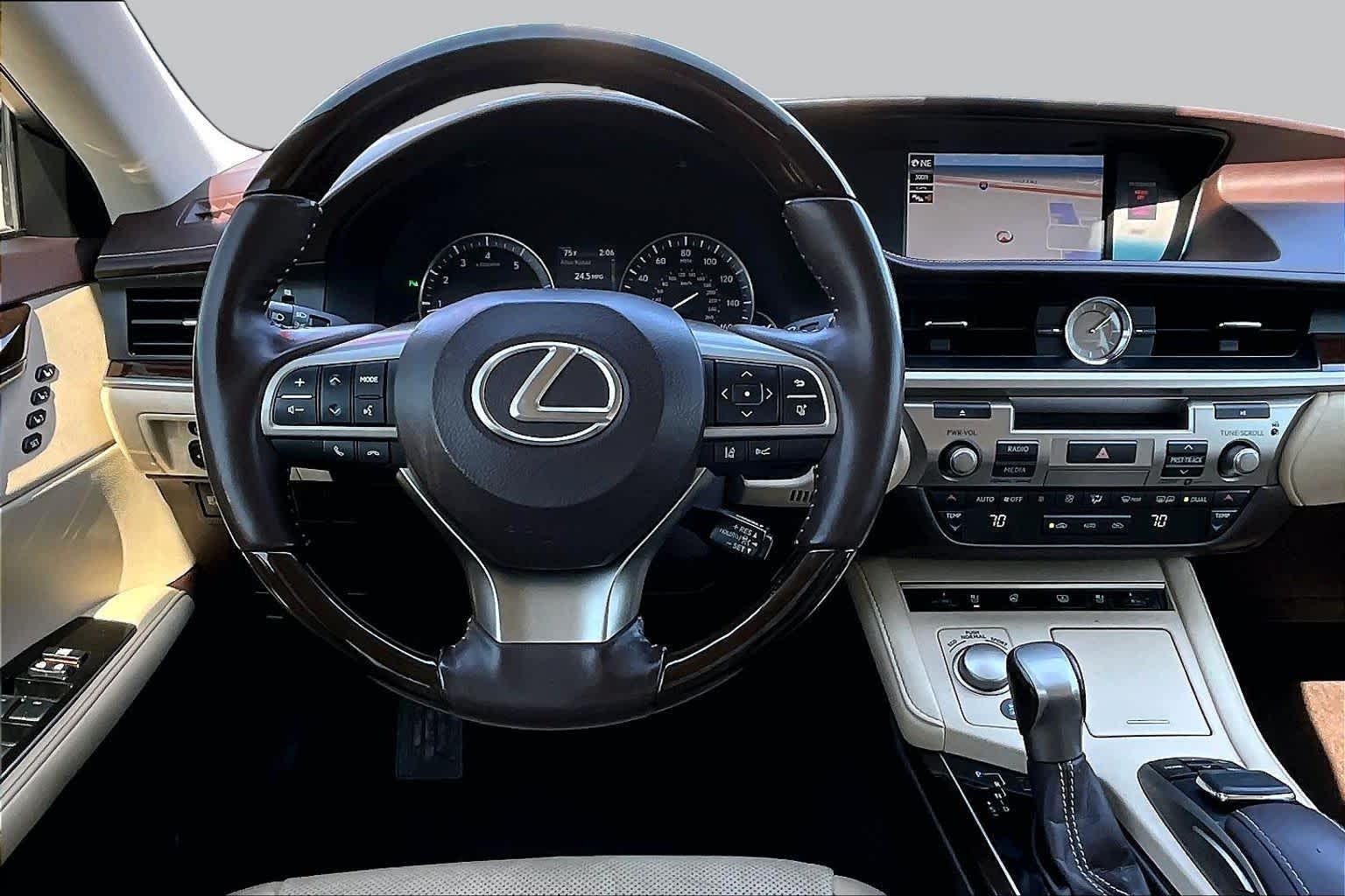 2017 Lexus ES 350 photo 6 of 36