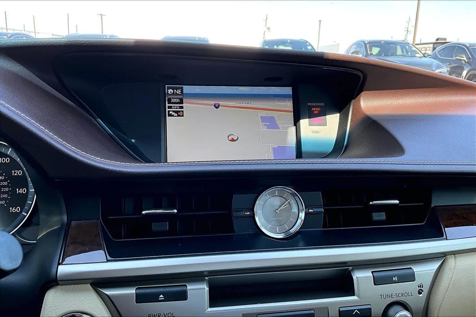 2017 Lexus ES 350 photo 33 of 36