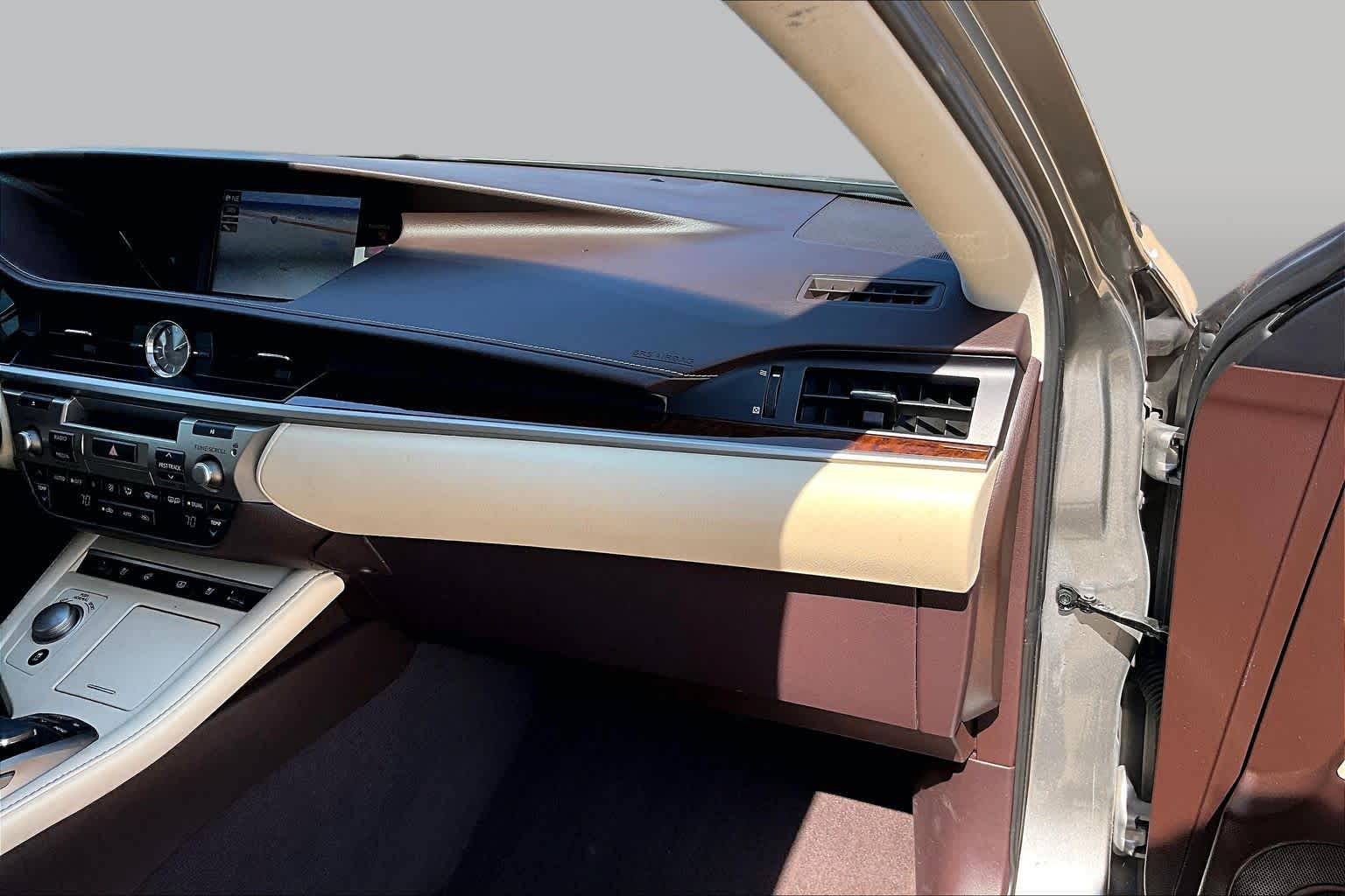2017 Lexus ES 350 photo 18 of 36