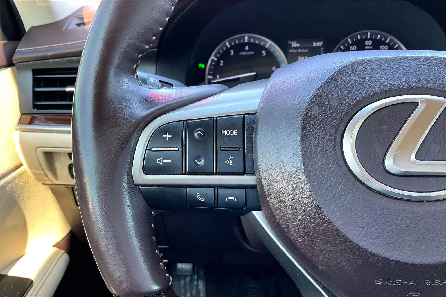 2017 Lexus ES 350 photo 23 of 36