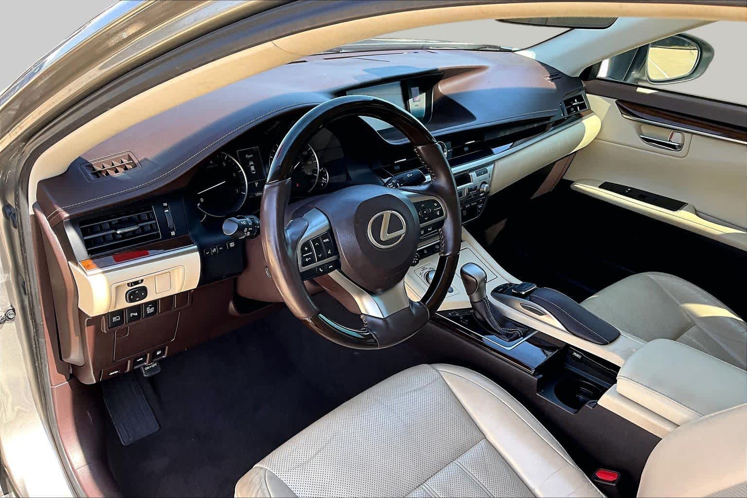 2017 Lexus ES 350 photo 17 of 36