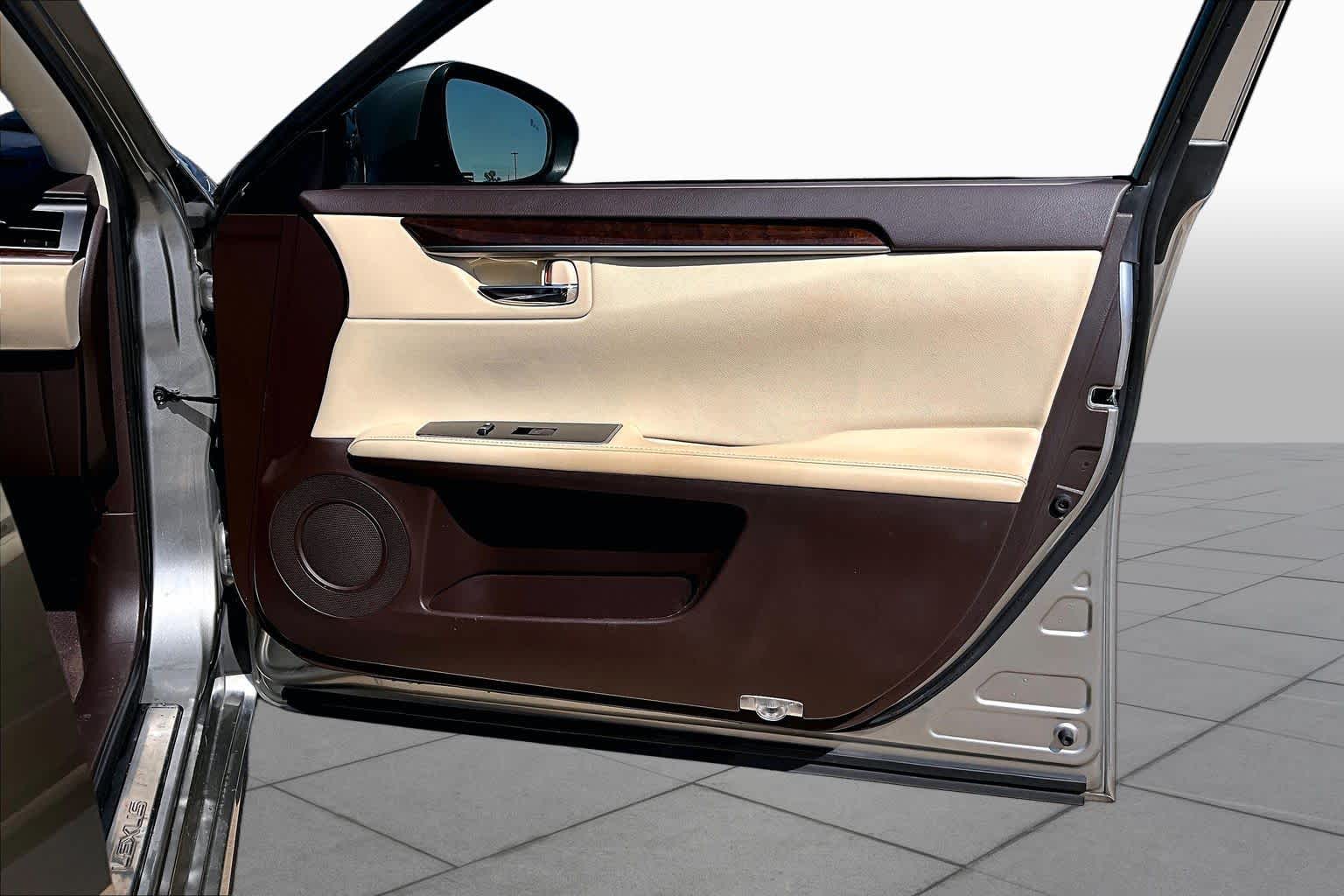 2017 Lexus ES 350 photo 22 of 36
