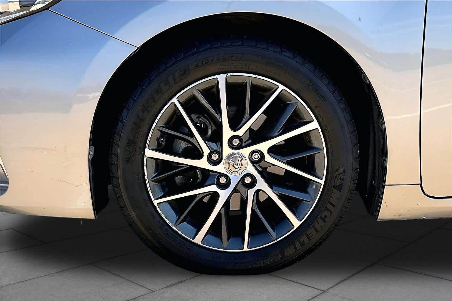 2017 Lexus ES 350 photo 10 of 36