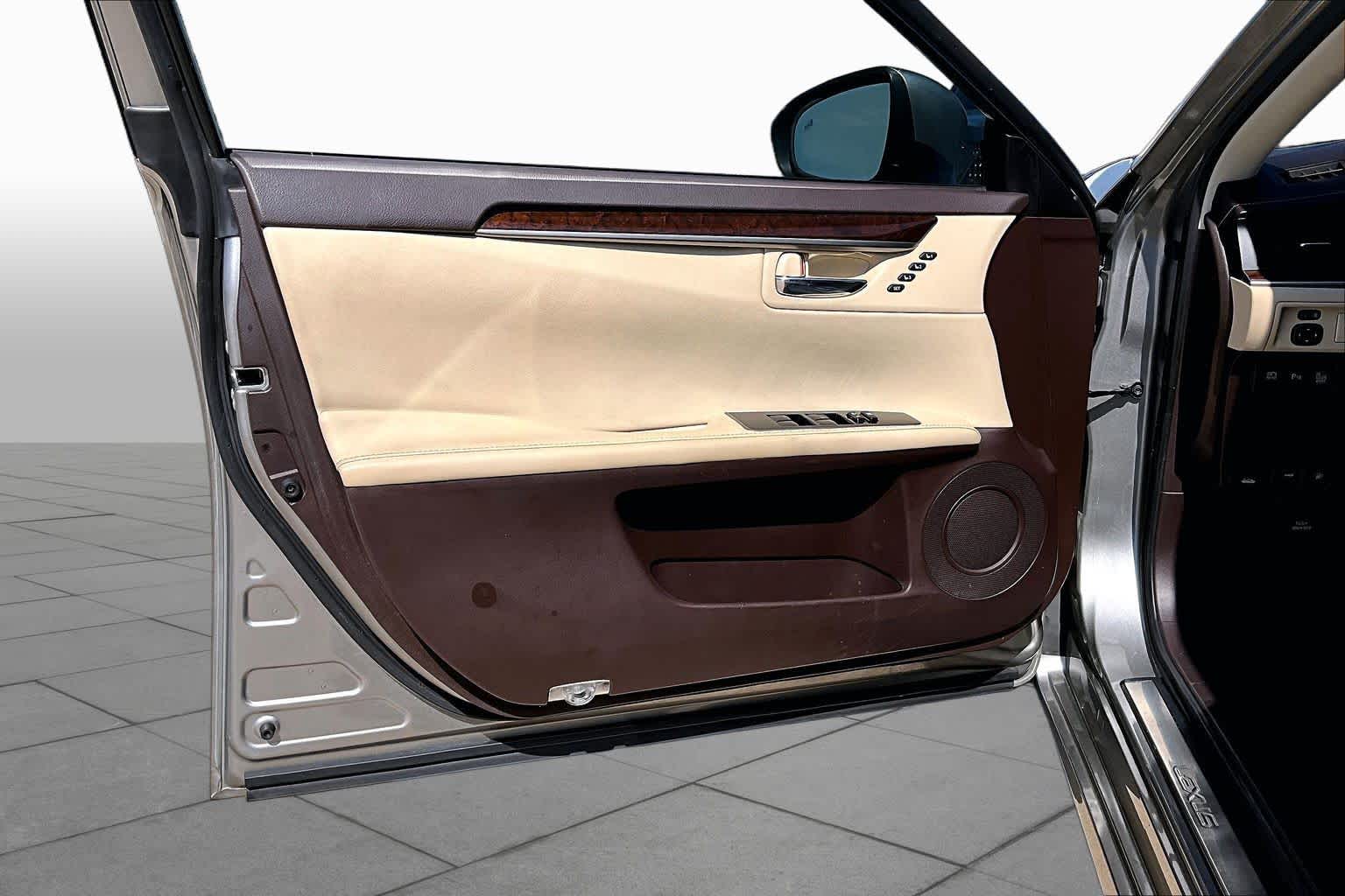 2017 Lexus ES 350 photo 21 of 36