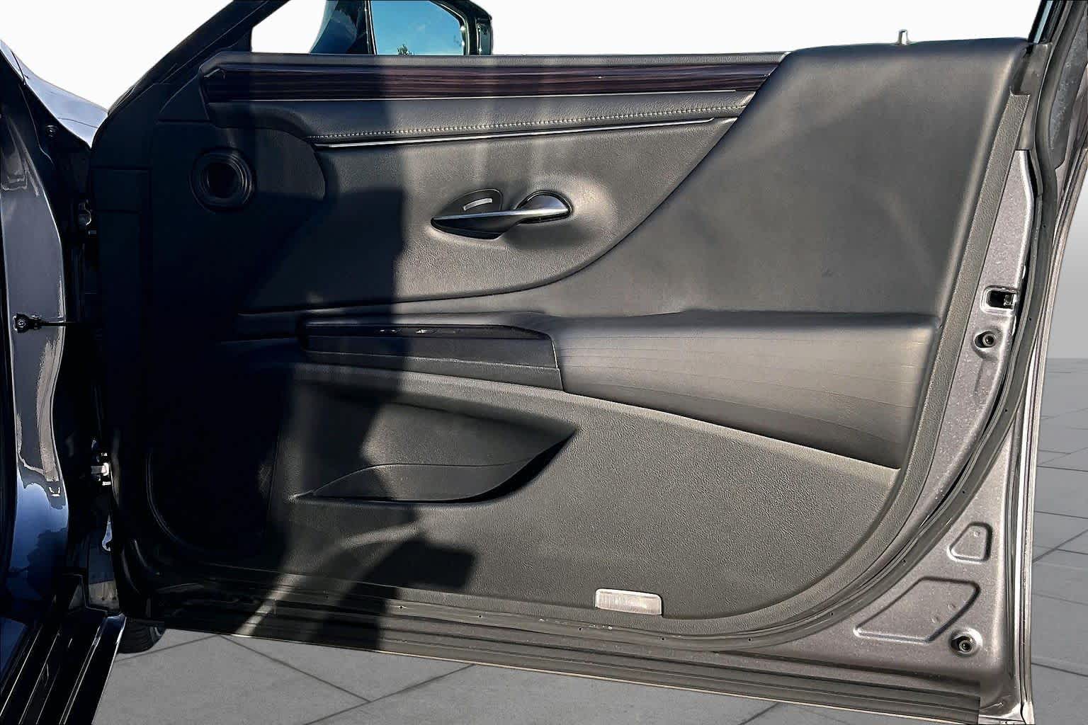 2019 Lexus ES 350 photo 23 of 37