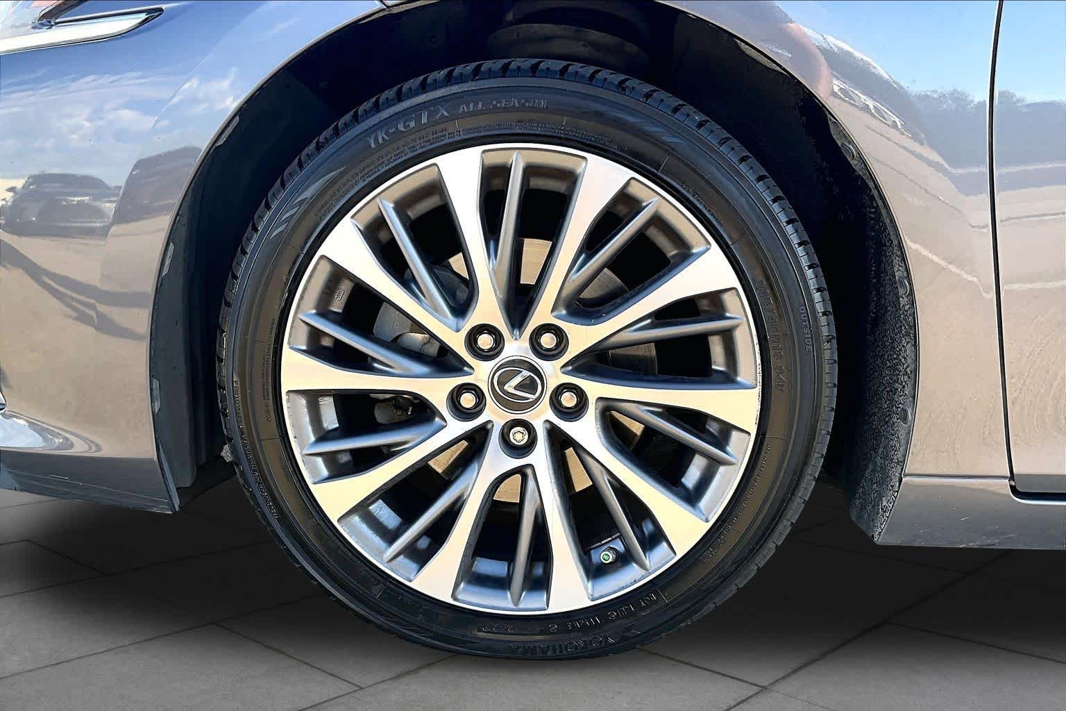 2019 Lexus ES 350 photo 11 of 37