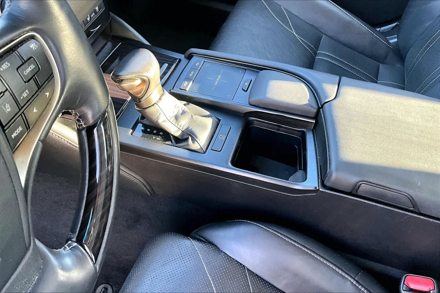 2019 Lexus ES 350 photo 17 of 37