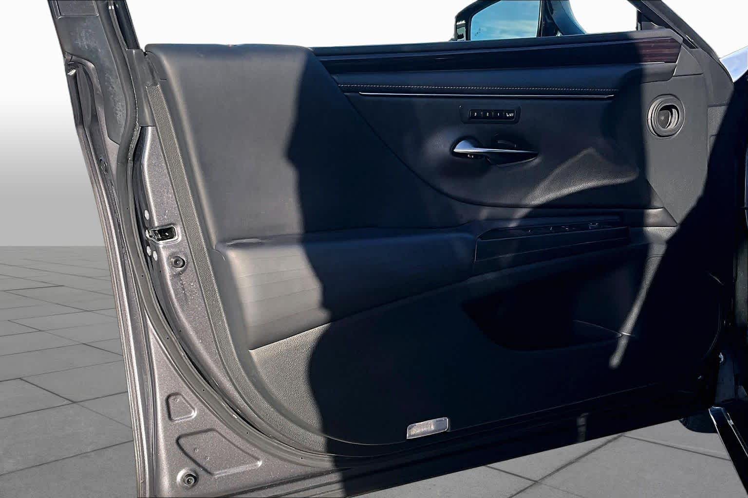 2019 Lexus ES 350 photo 22 of 37