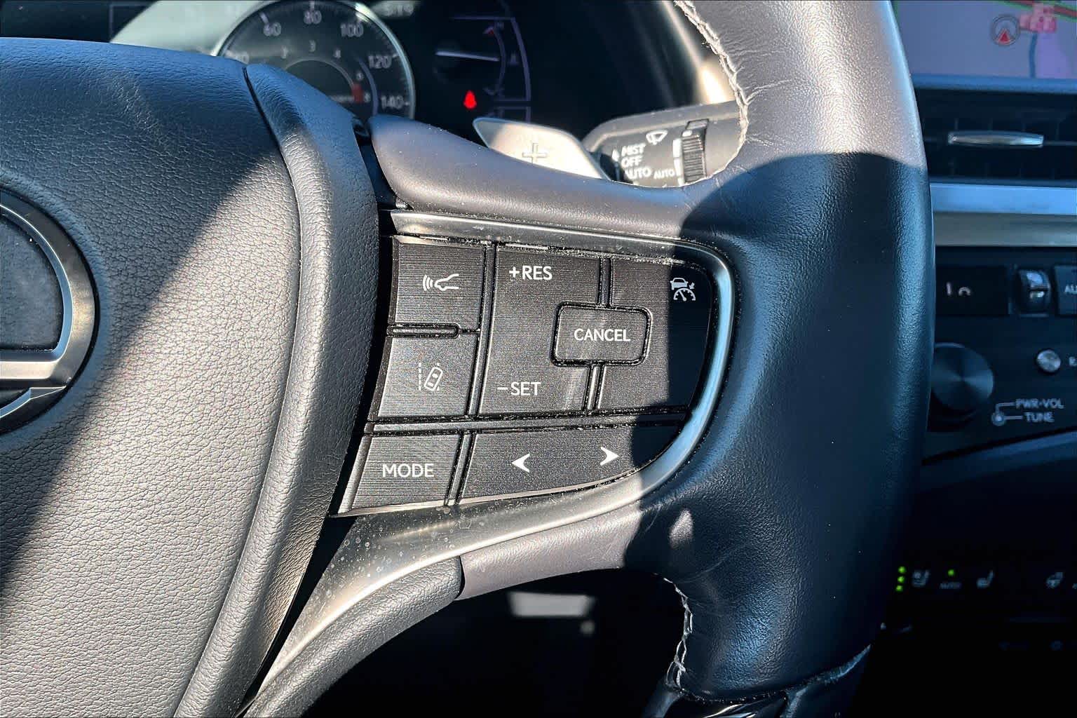2019 Lexus ES 350 photo 25 of 37