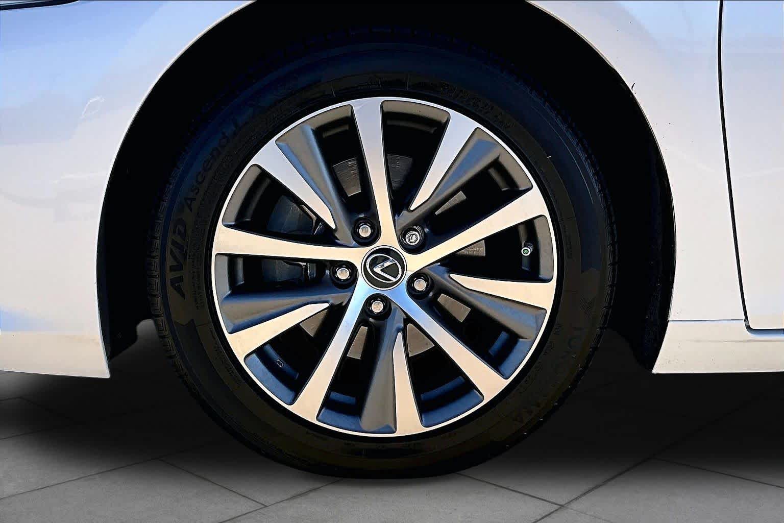 2020 Lexus ES 350 photo 10 of 35