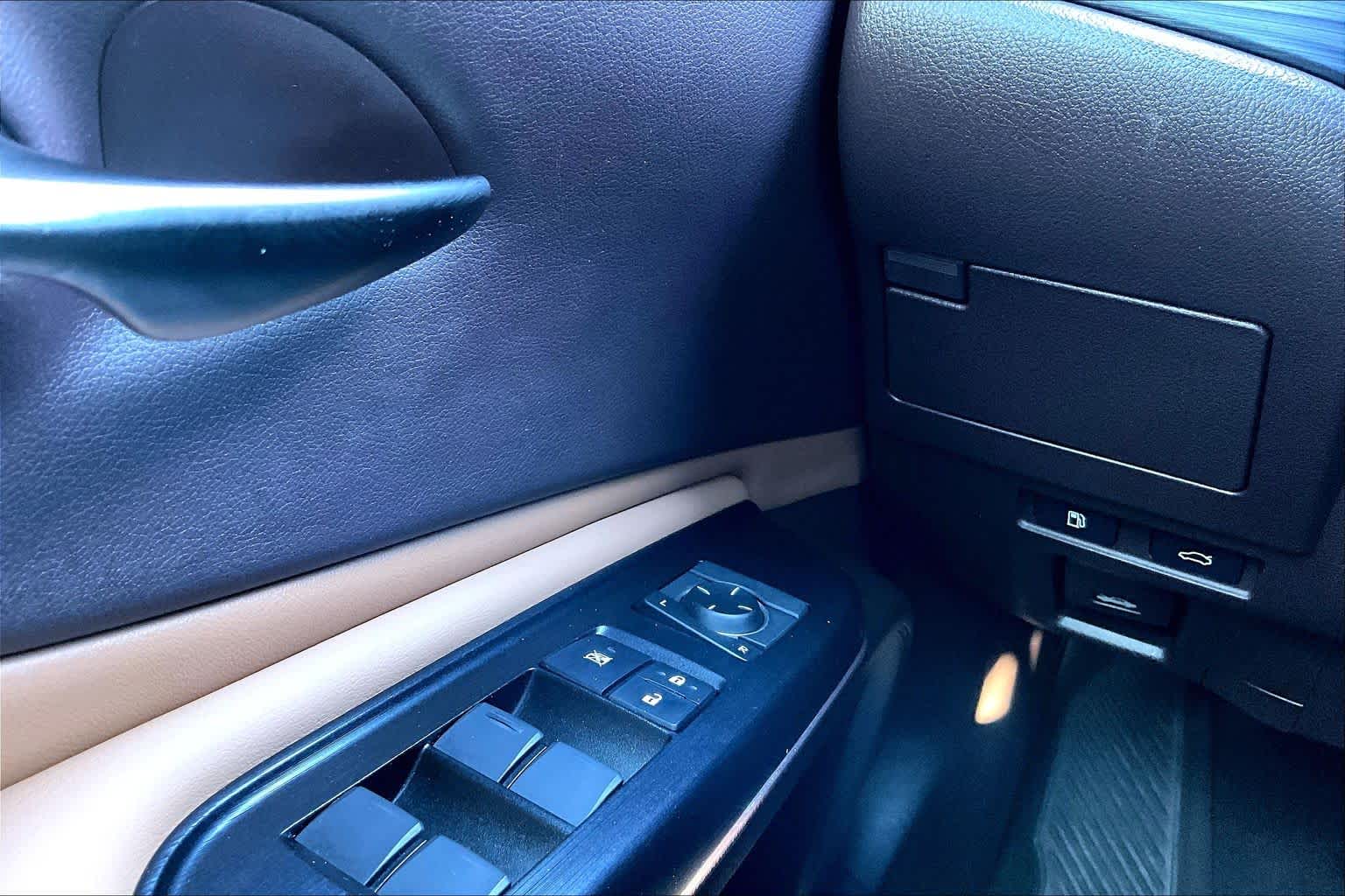 2020 Lexus ES 350 photo 34 of 35