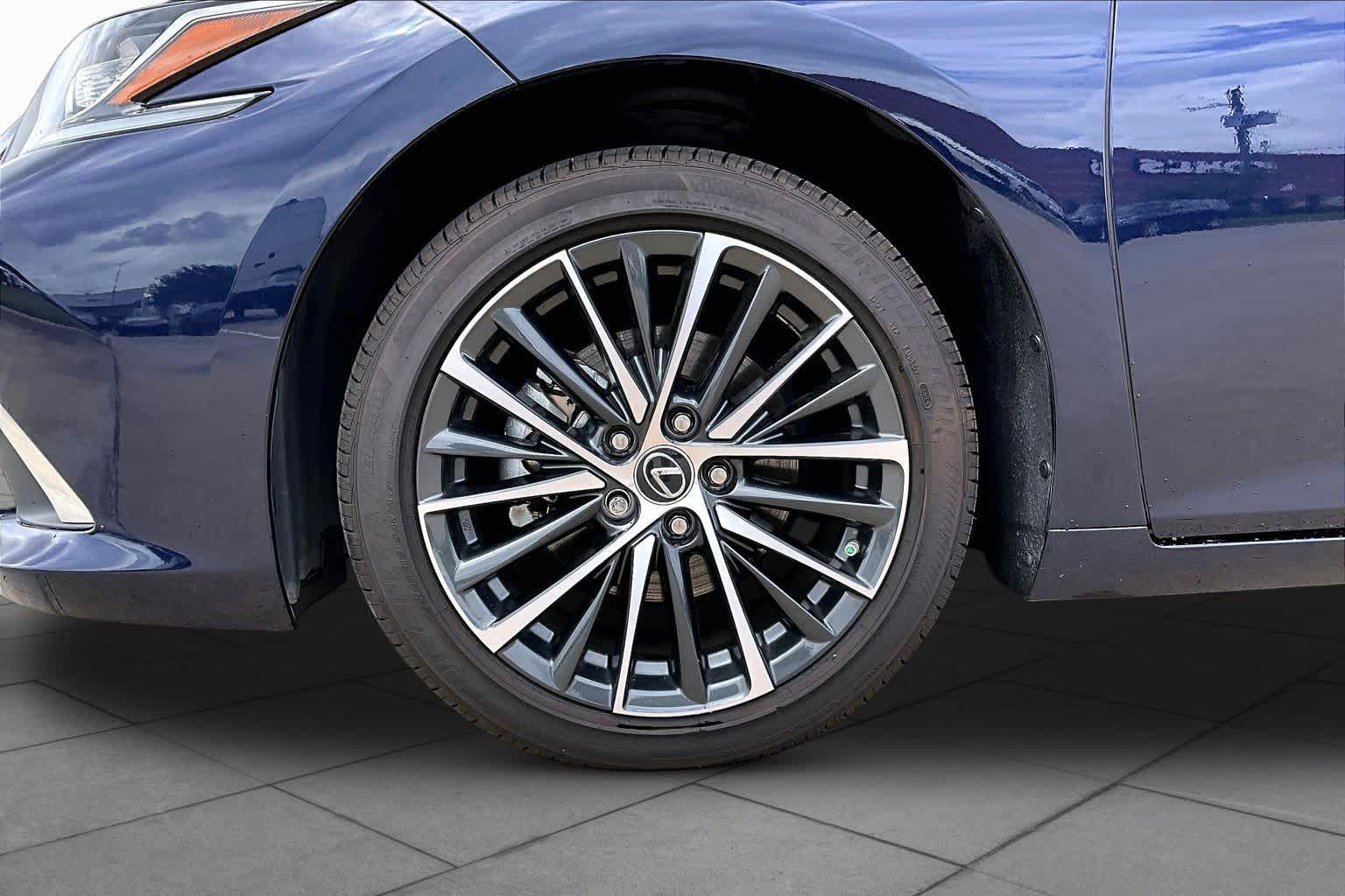 2025 Lexus ES 300h - 10